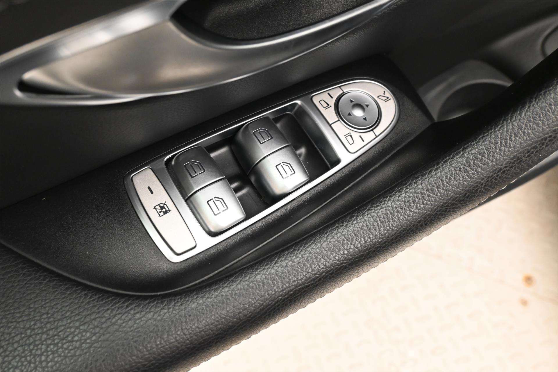 Hlavní fotografie vozu Mercedes-Benz Třídy E 2,0 220D 147kW 9G-TRONIC Záruka až 5 let (24)