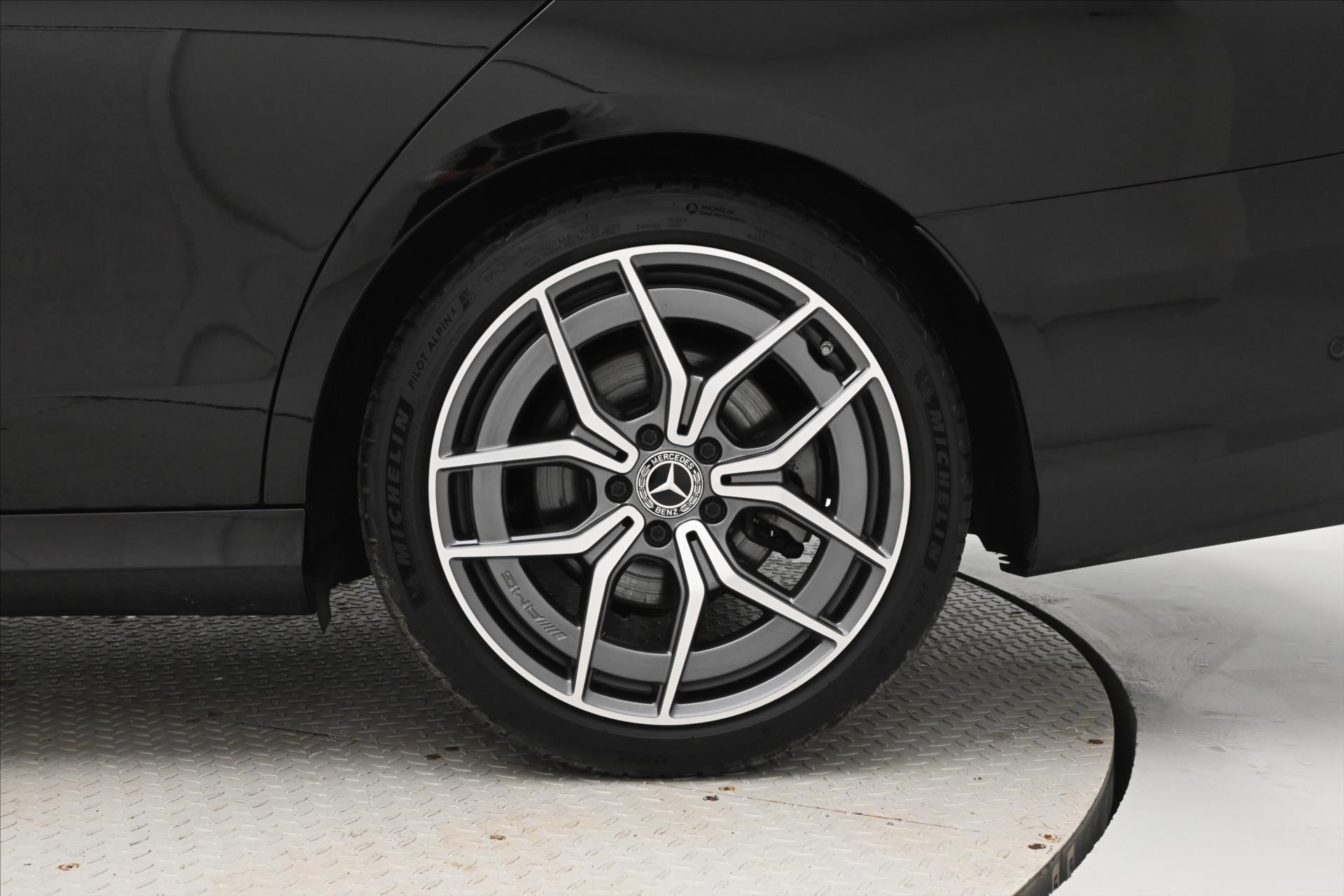 Hlavní fotografie vozu Mercedes-Benz Třídy E 2,0 220D 147kW 9G-TRONIC Záruka až 5 let (30)