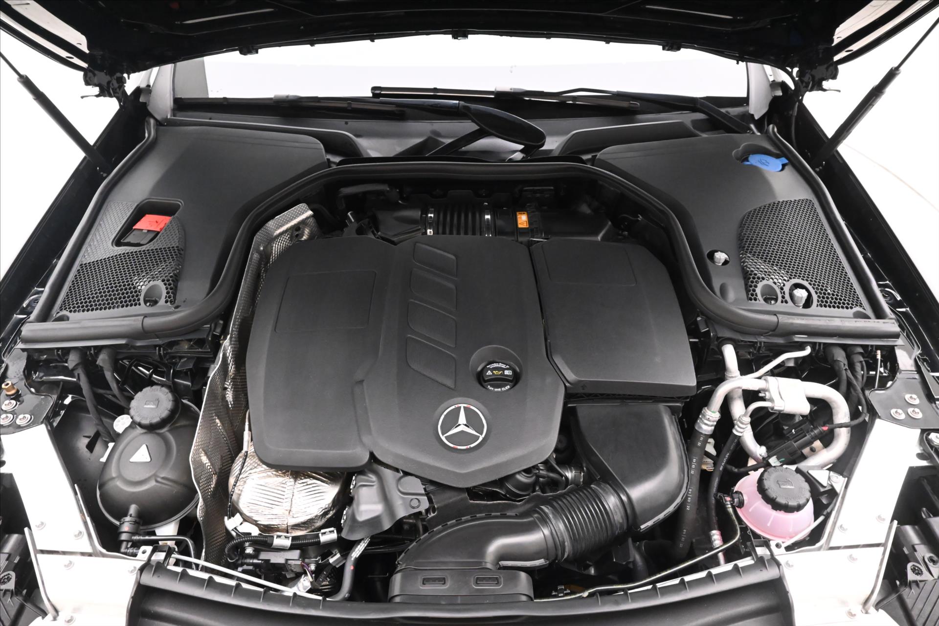 Hlavní fotografie vozu Mercedes-Benz Třídy E 2,0 220D 147kW 9G-TRONIC Záruka až 5 let (9)