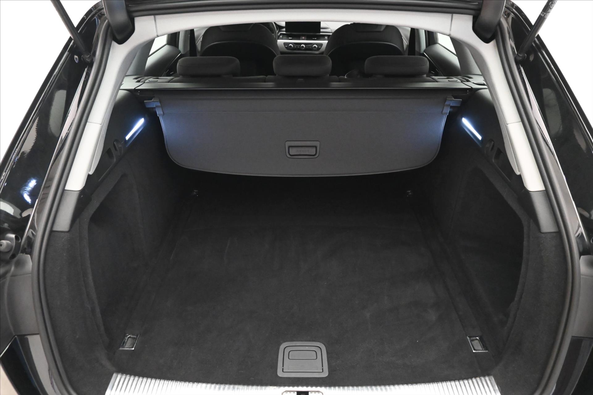 Hlavní fotografie vozu Audi A4 2,0 40TDI 150kW S-Tronic Záruka až 5 let (10)