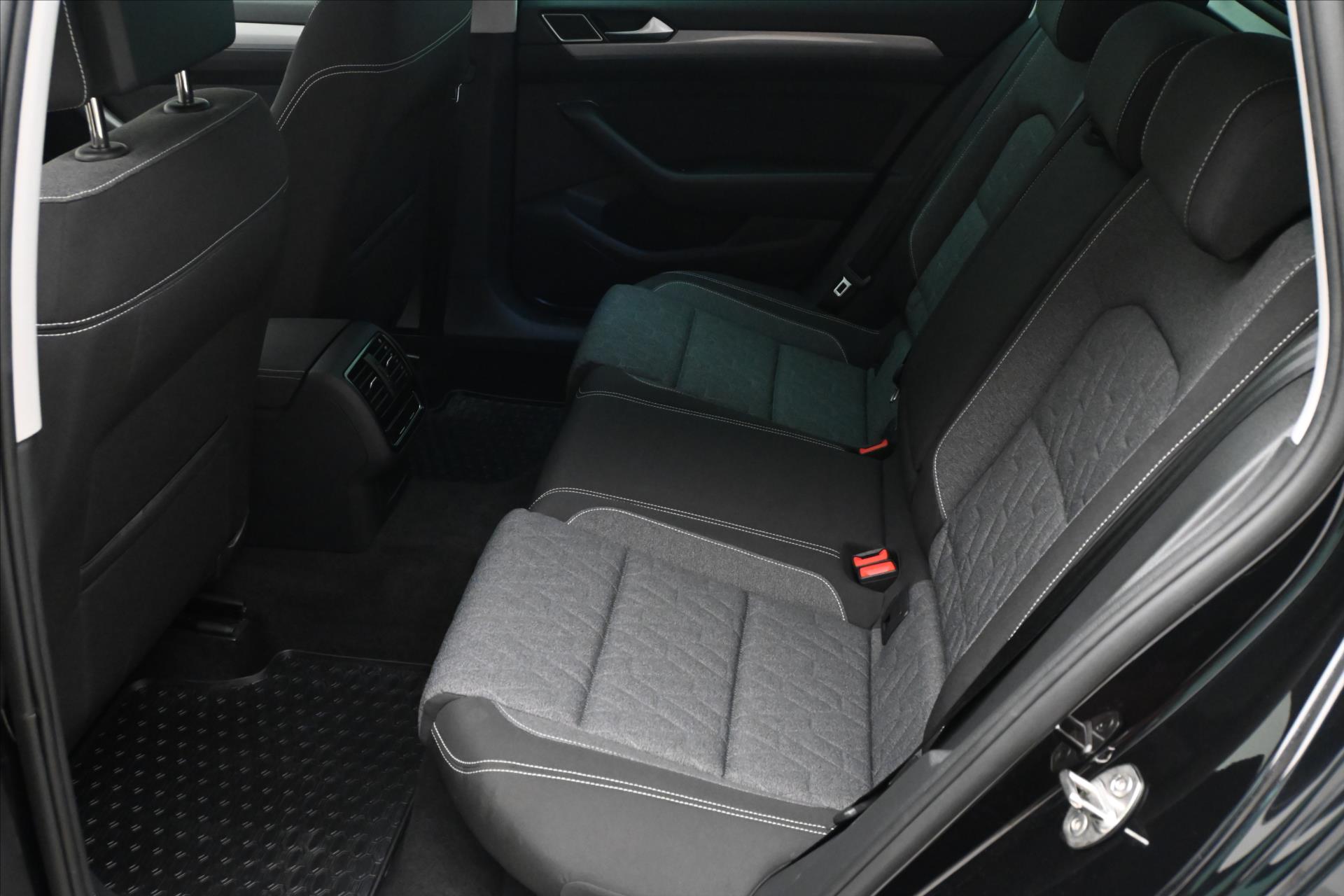 Hlavní fotografie vozu Volkswagen Passat 2,0 TDI 110kW DSG Business Záruka až 5 let (14)