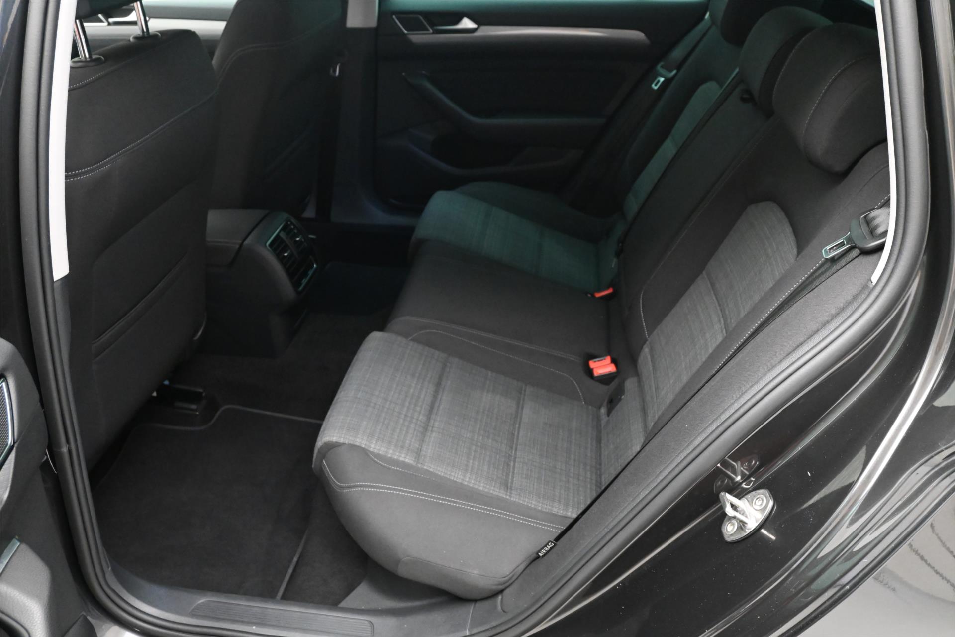 Hlavní fotografie vozu Volkswagen Passat 2,0 TDI 110 kW DSG Business Záruka až 5 let (14)