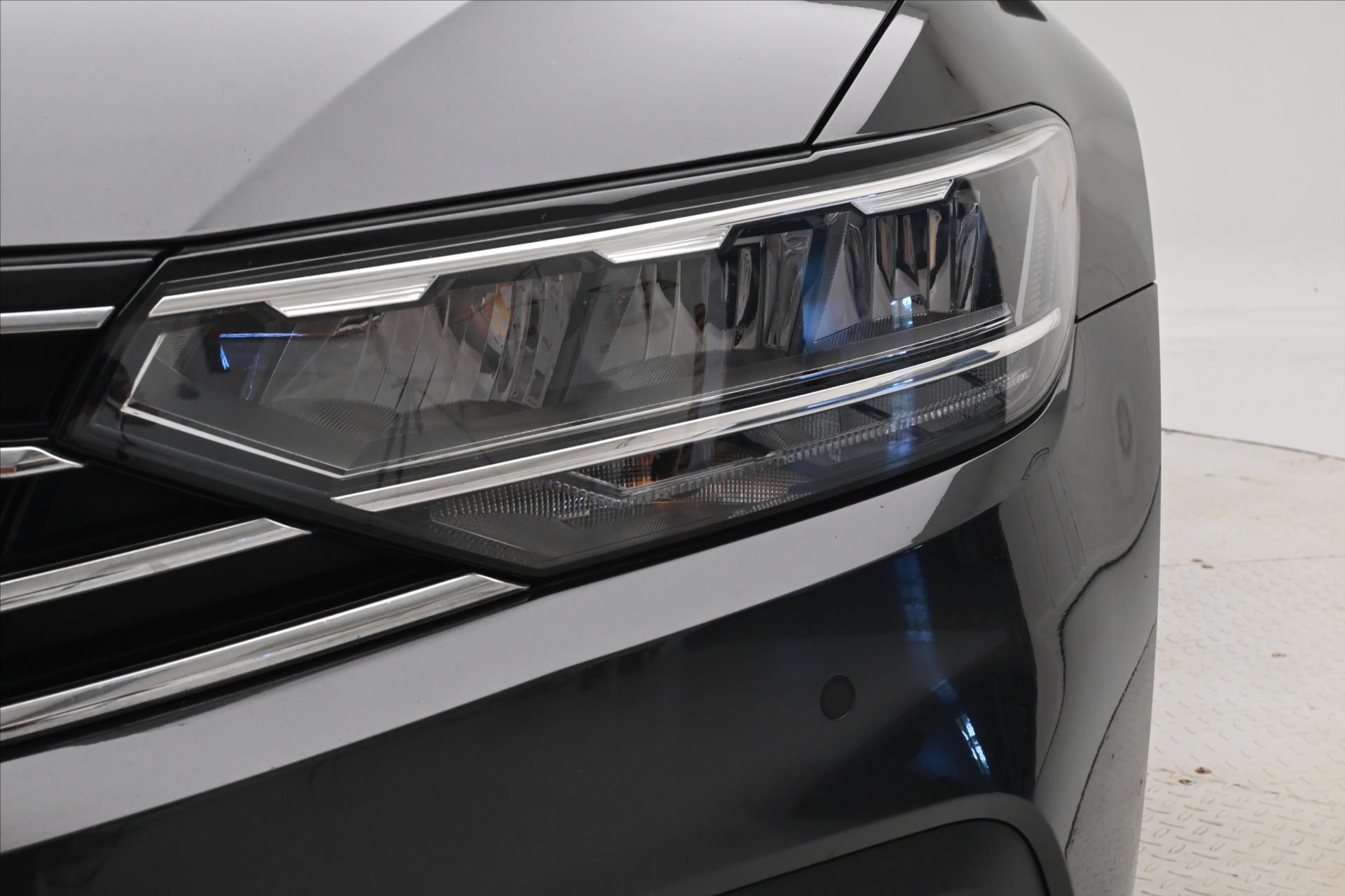 Hlavní fotografie vozu Volkswagen Passat 2,0 TDI 110 kW DSG Business Záruka až 5 let (30)