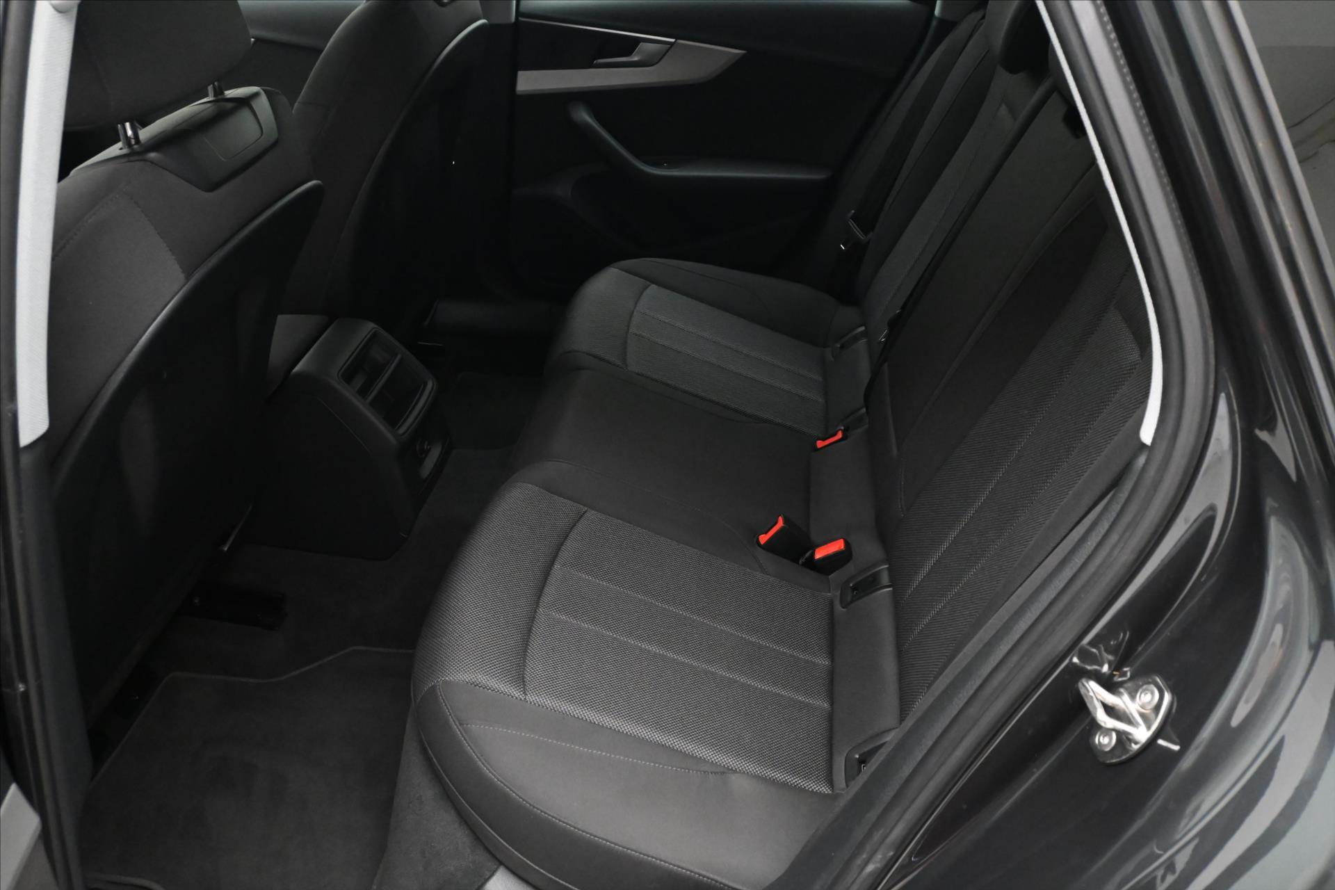 Hlavní fotografie vozu Audi A4 Avant 2,0 TDI 120kW S-Tronic AVANT Záruka až 5 let (14)