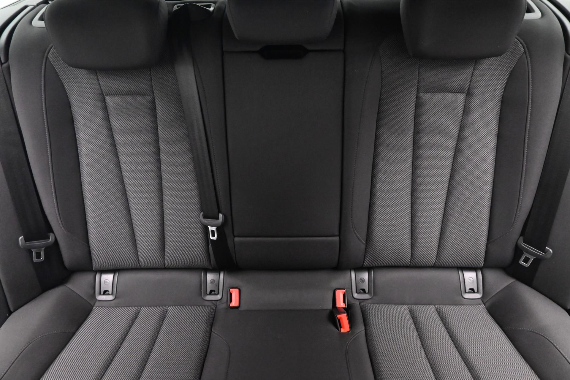 Hlavní fotografie vozu Audi A4 Avant 2,0 TDI 120kW S-Tronic AVANT Záruka až 5 let (28)