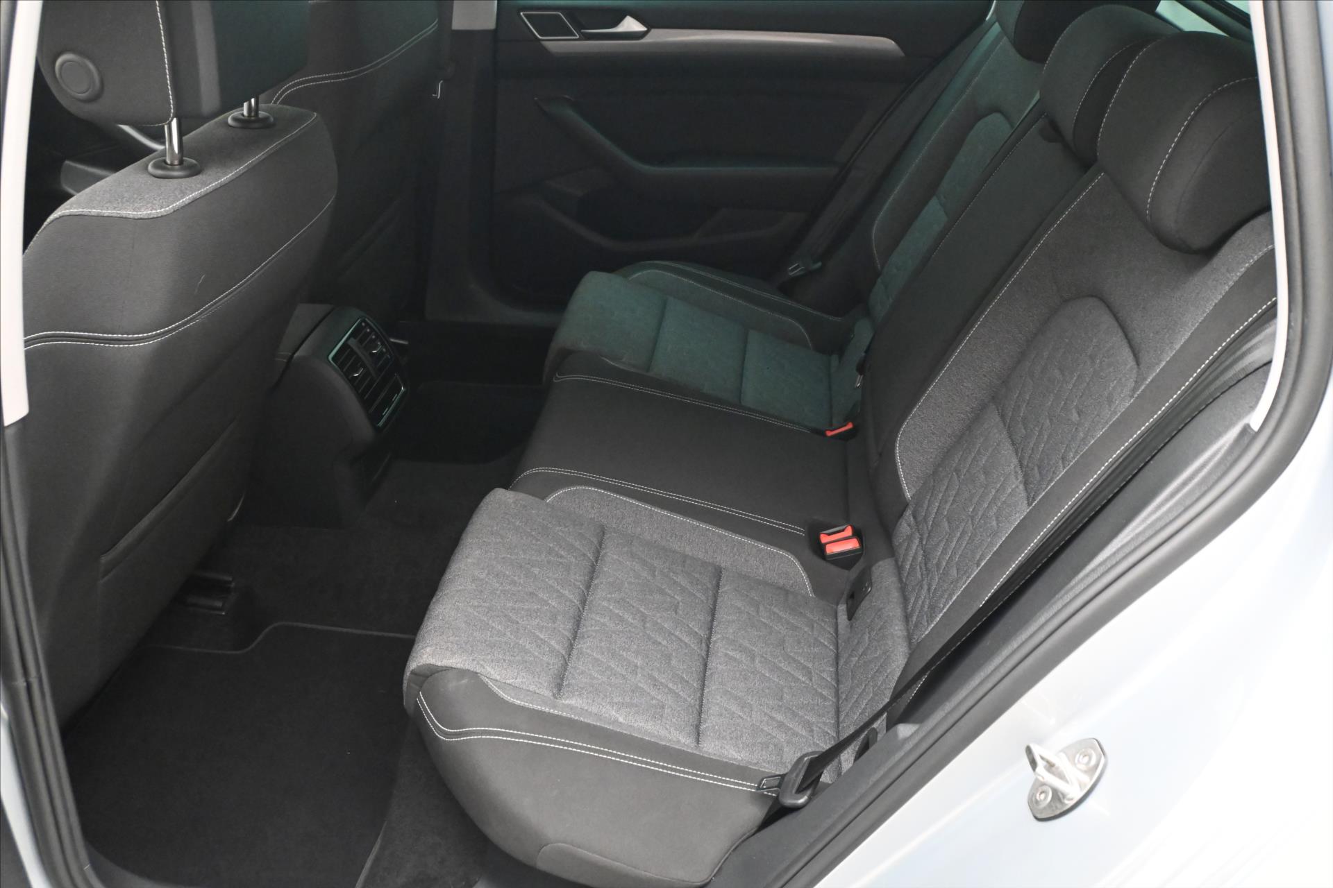 Hlavní fotografie vozu Volkswagen Passat 2,0 TDI 110kW DSG Business Záruka až 5 let (14)