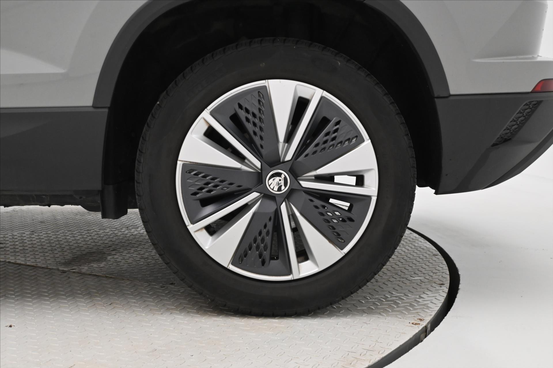 Hlavní fotografie vozu Škoda Karoq 2,0 TDI 85kW DSG VIRTUAL EL.KUFR Záruka až 5 let (32)