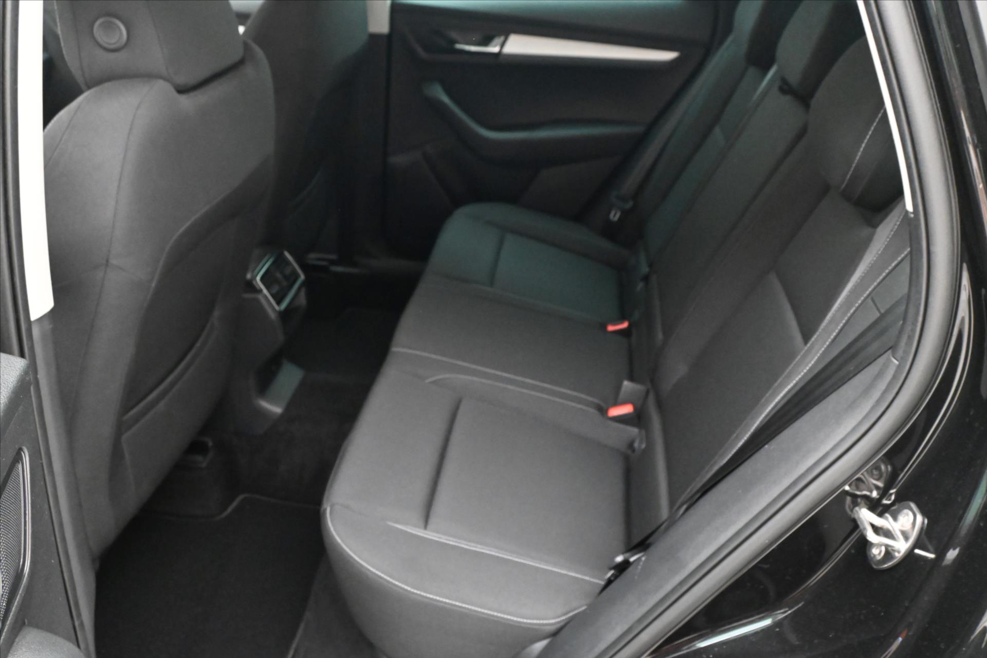 Hlavní fotografie vozu Škoda Karoq 2,0 TDI 85kW DSG NAVIGACE Záruka až 5 let (15)