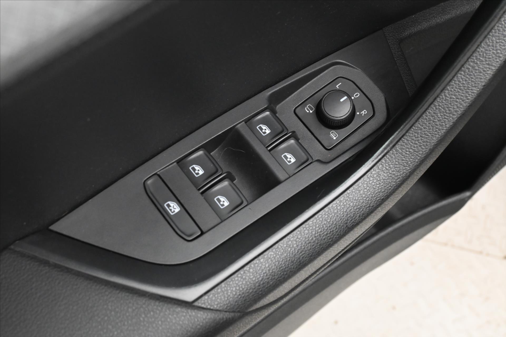 Hlavní fotografie vozu Škoda Karoq 2,0 TDI 85kW DSG NAVIGACE Záruka až 5 let (26)