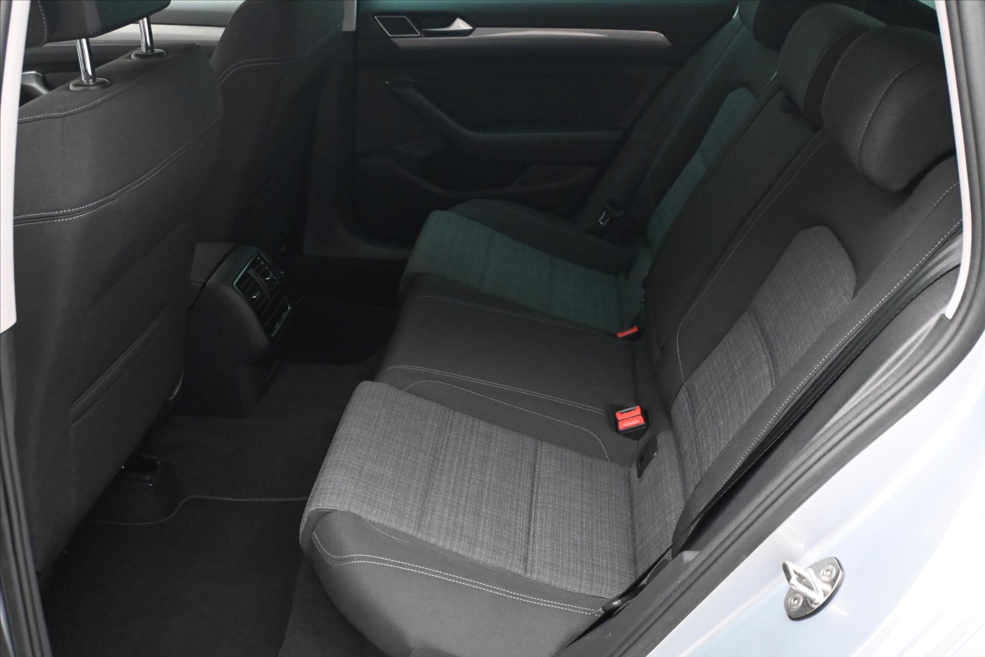 Hlavní fotografie vozu Volkswagen Passat 2,0 TDI 110kW DSG Business Záruka až 5 let (14)