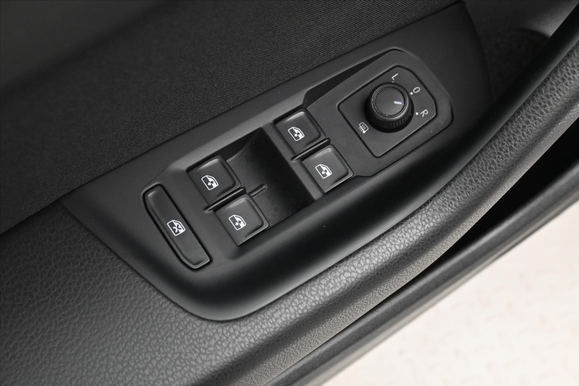 Hlavní fotografie vozu Volkswagen Passat 2,0 TDI 110kW DSG Business Záruka až 5 let (26)