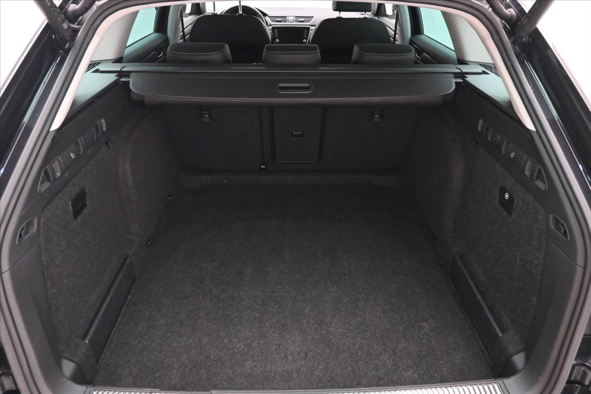 Hlavní fotografie vozu Škoda Superb 2,0 TDI 110 kW DSG Style Záruka až 5 let (10)