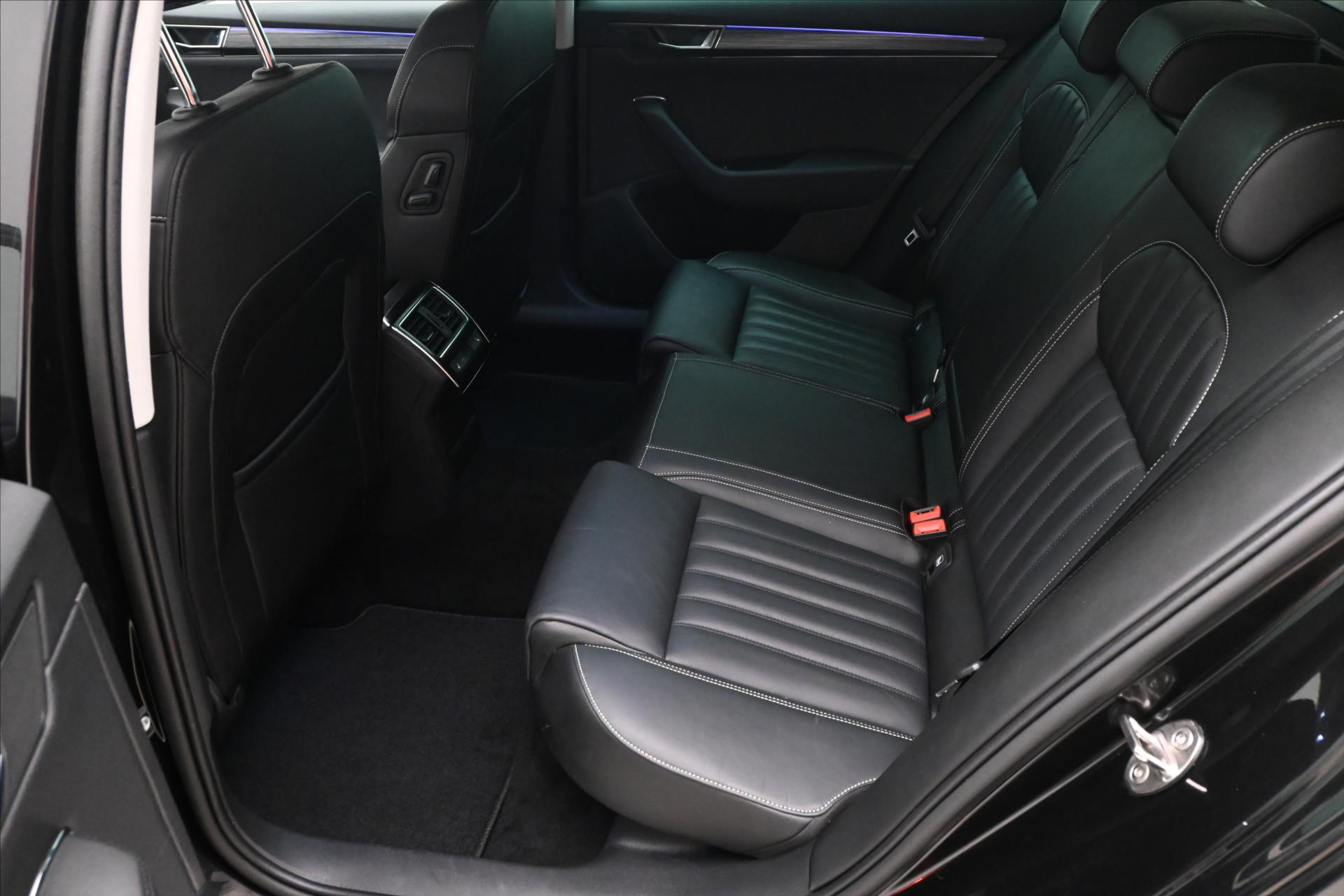 Hlavní fotografie vozu Škoda Superb 2,0 TDI 110 kW DSG Style Záruka až 5 let (14)