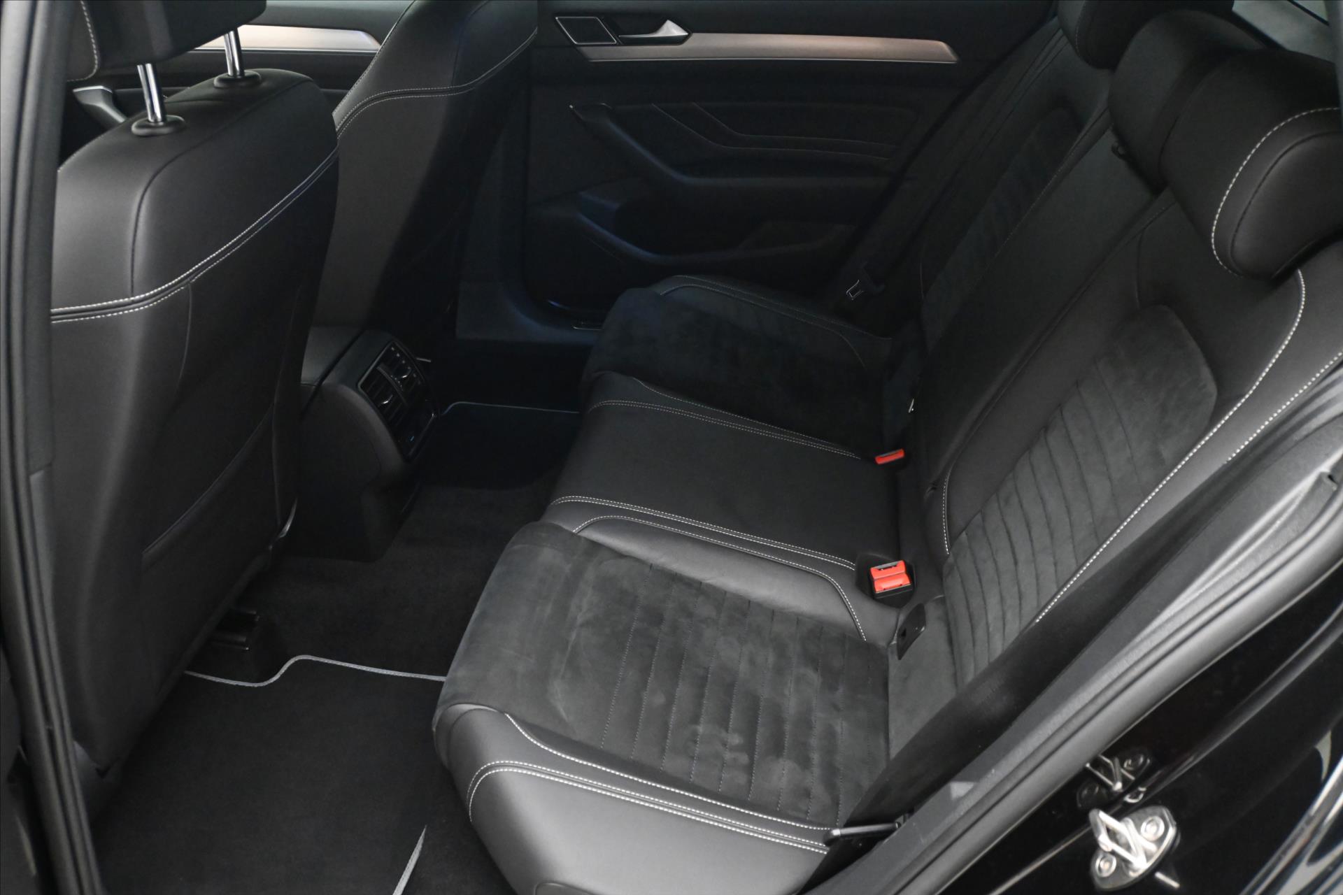 Main photo of the car Volkswagen Passat 2.0 TDI 110kW DSG Elegance Warranty up to 5 years (14)