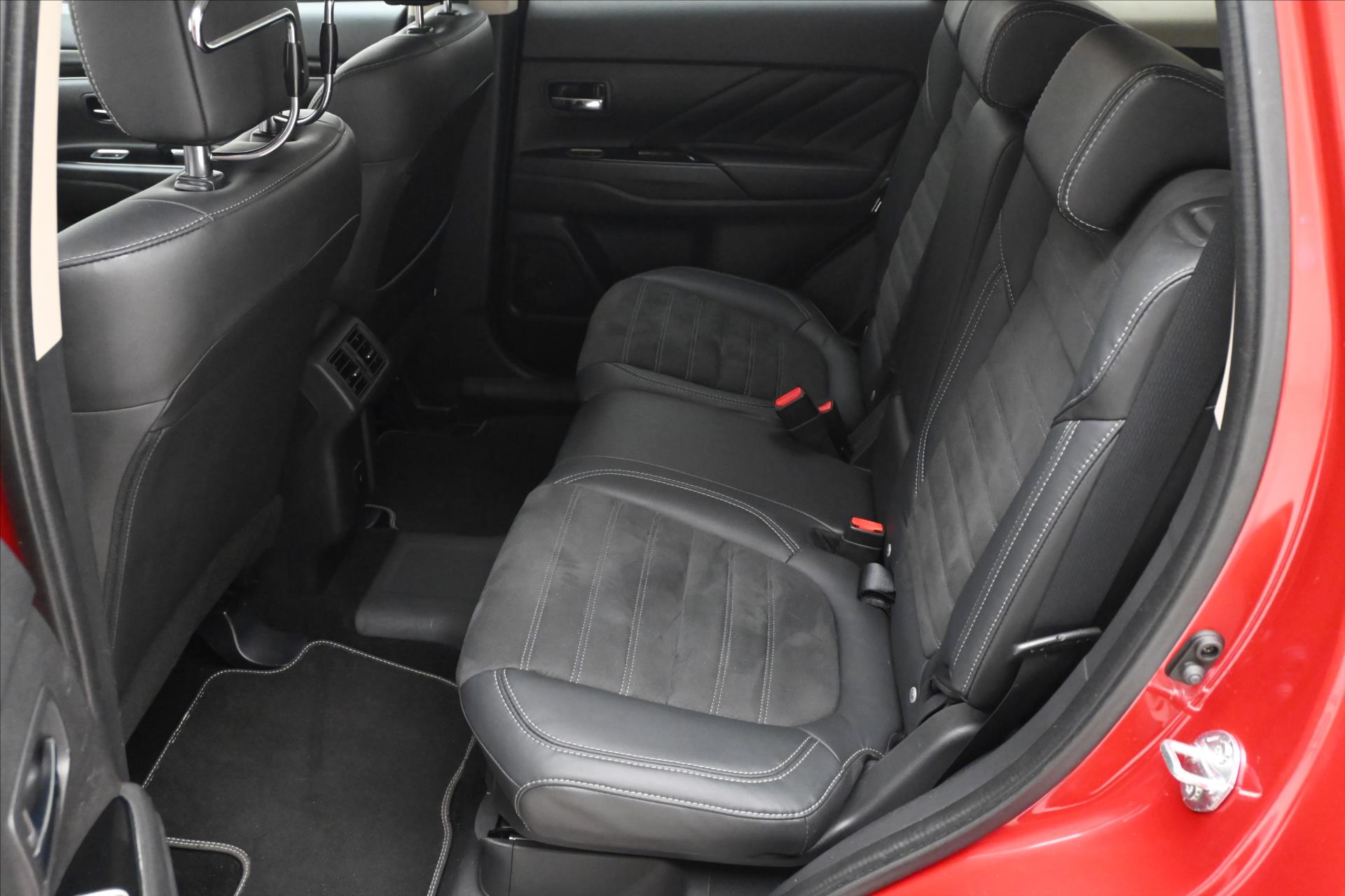Main photo of the car Mitsubishi Outlander 2.4 PHEV Intense+ 4WD Warranty up to 5 years (15)