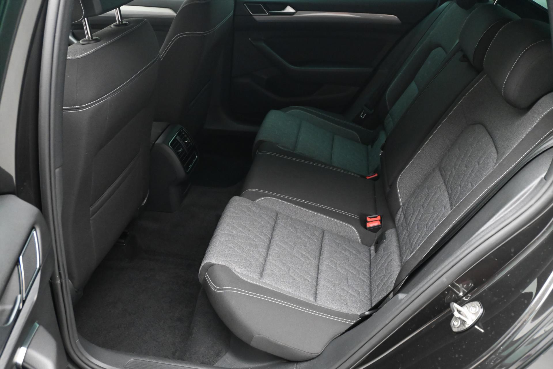 Hlavní fotografie vozu Volkswagen Passat 2,0 TDI 110kW DSG Business Záruka až 5 let (14)