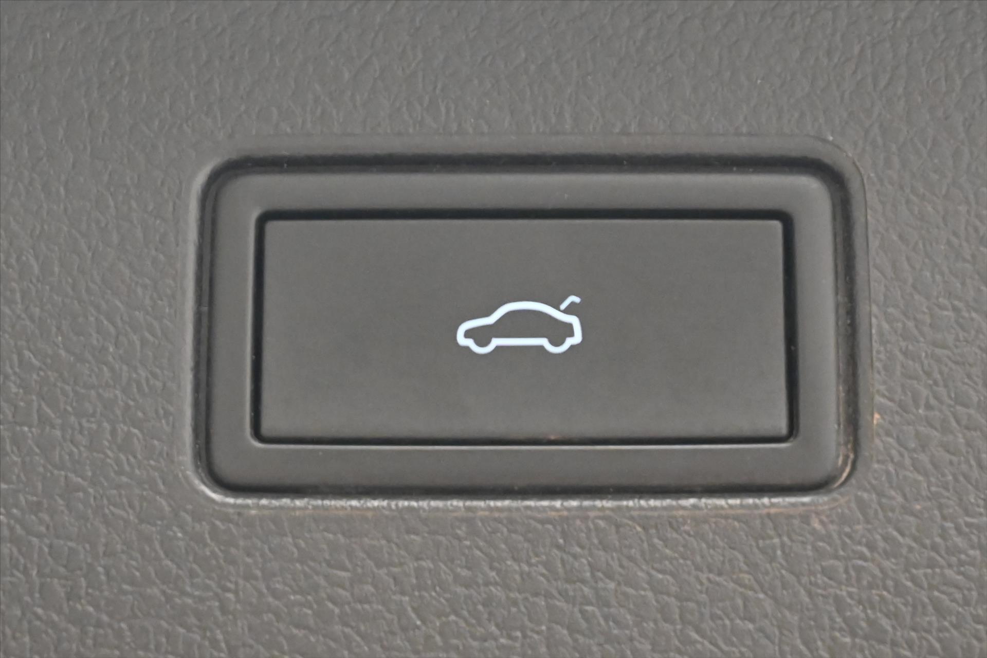 Hlavní fotografie vozu Volkswagen Passat 2,0 TDI 110 kW DSG Business Záruka až 5 let (28)