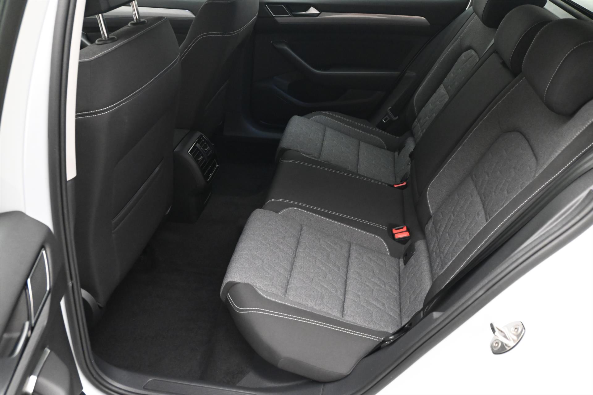 Hlavní fotografie vozu Volkswagen Passat 2,0 TDI 110KW DSG BUSINESS Záruka až 5 let (14)