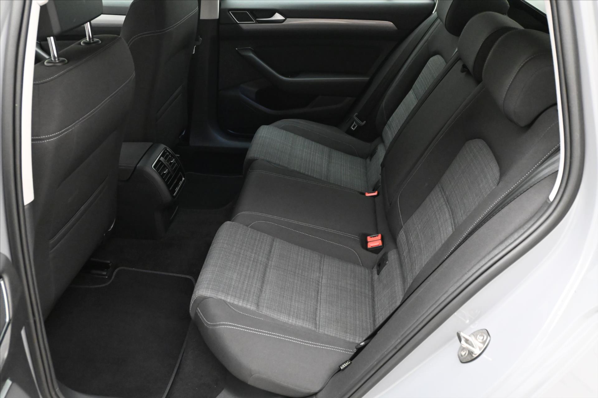Hlavní fotografie vozu Volkswagen Passat 2,0 TDI 110kW DSG Business Záruka ža 5 let (14)