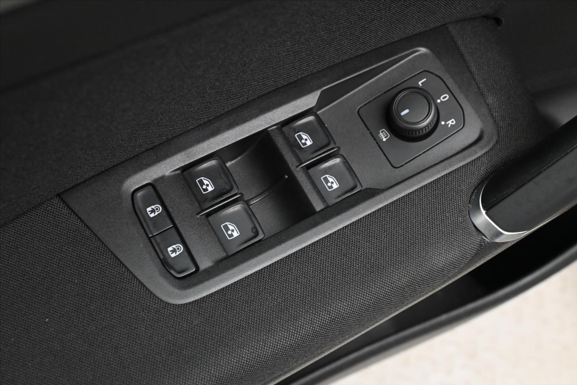 Hlavní fotografie vozu Volkswagen Touran 2,0 TDI 110kW DSG 7míst Záruka až 5 let (27)