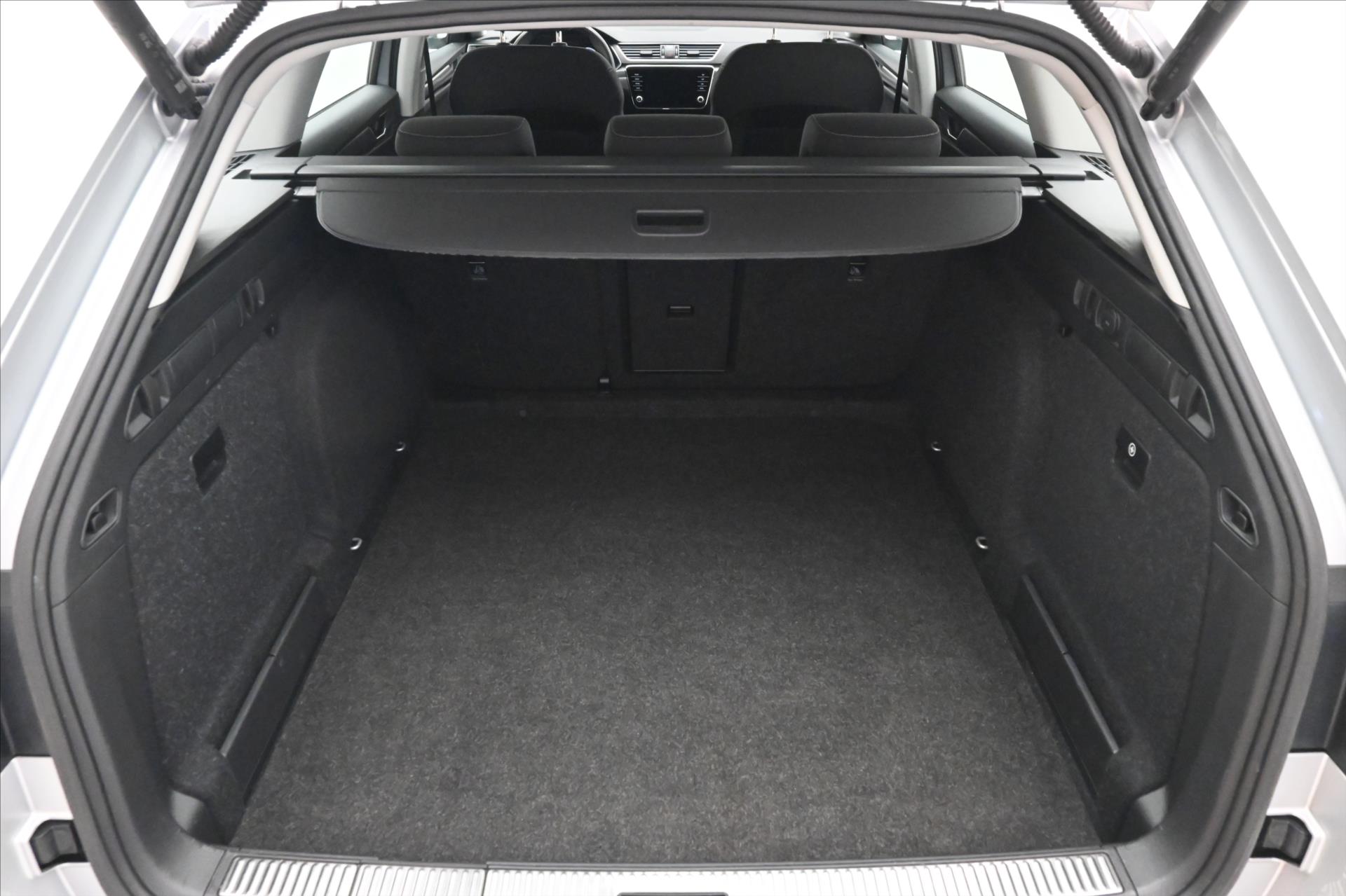 Main photo of the car Skoda Superb 2.0 TDI 110 kW DSG Style Warranty up to 5 years (11)