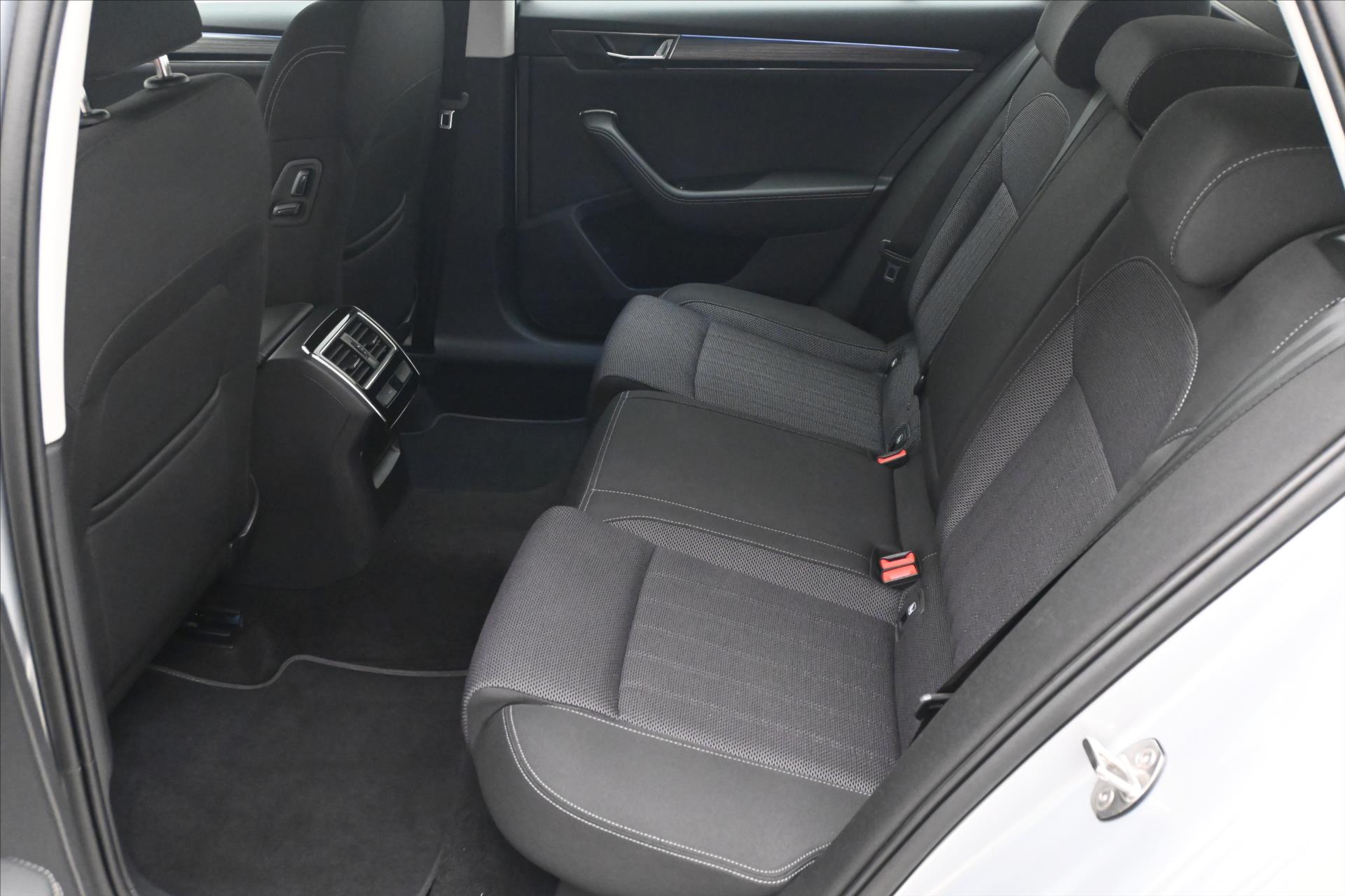 Hlavní fotografie vozu Škoda Superb 2,0 TDI 110 kW DSG Style Záruka až 5 let (14)