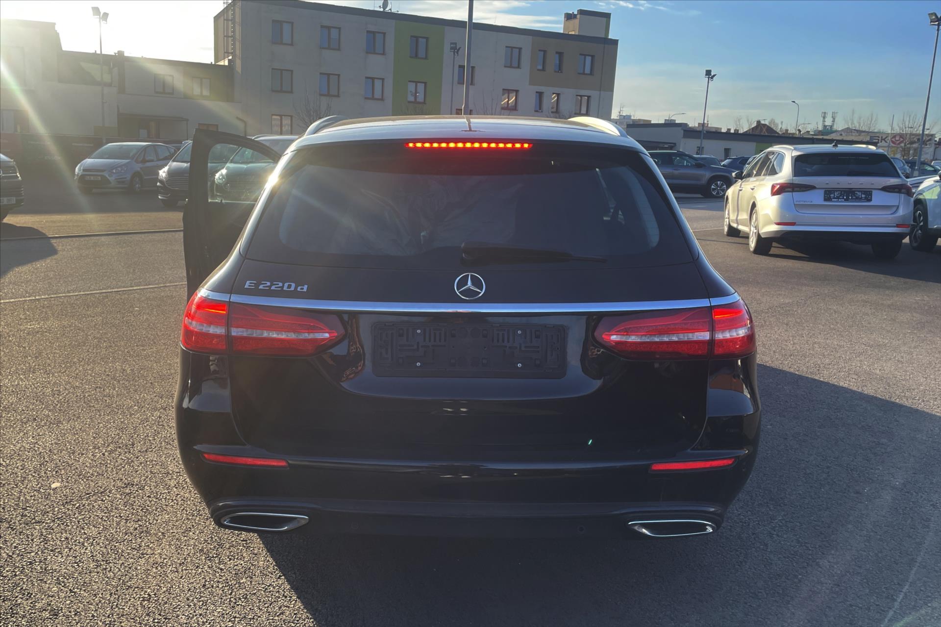 Hlavní fotografie vozu Mercedes-Benz Třídy E 2,0 220d 143 kW Business 9G-Tronic VŮZ PŘIPRAVUJEME K (2)