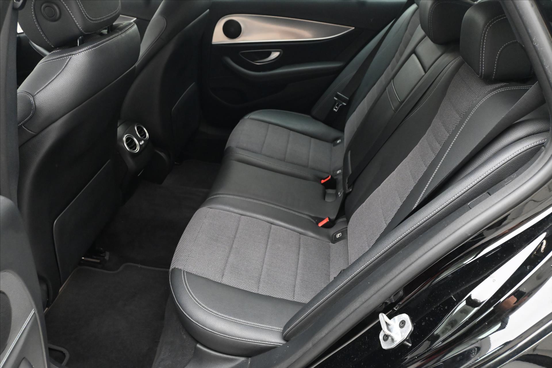 Hlavní fotografie vozu Mercedes-Benz Třídy E 2,0 220d 143 kW Business 9G-Tronic Záruka až 5 let (15)