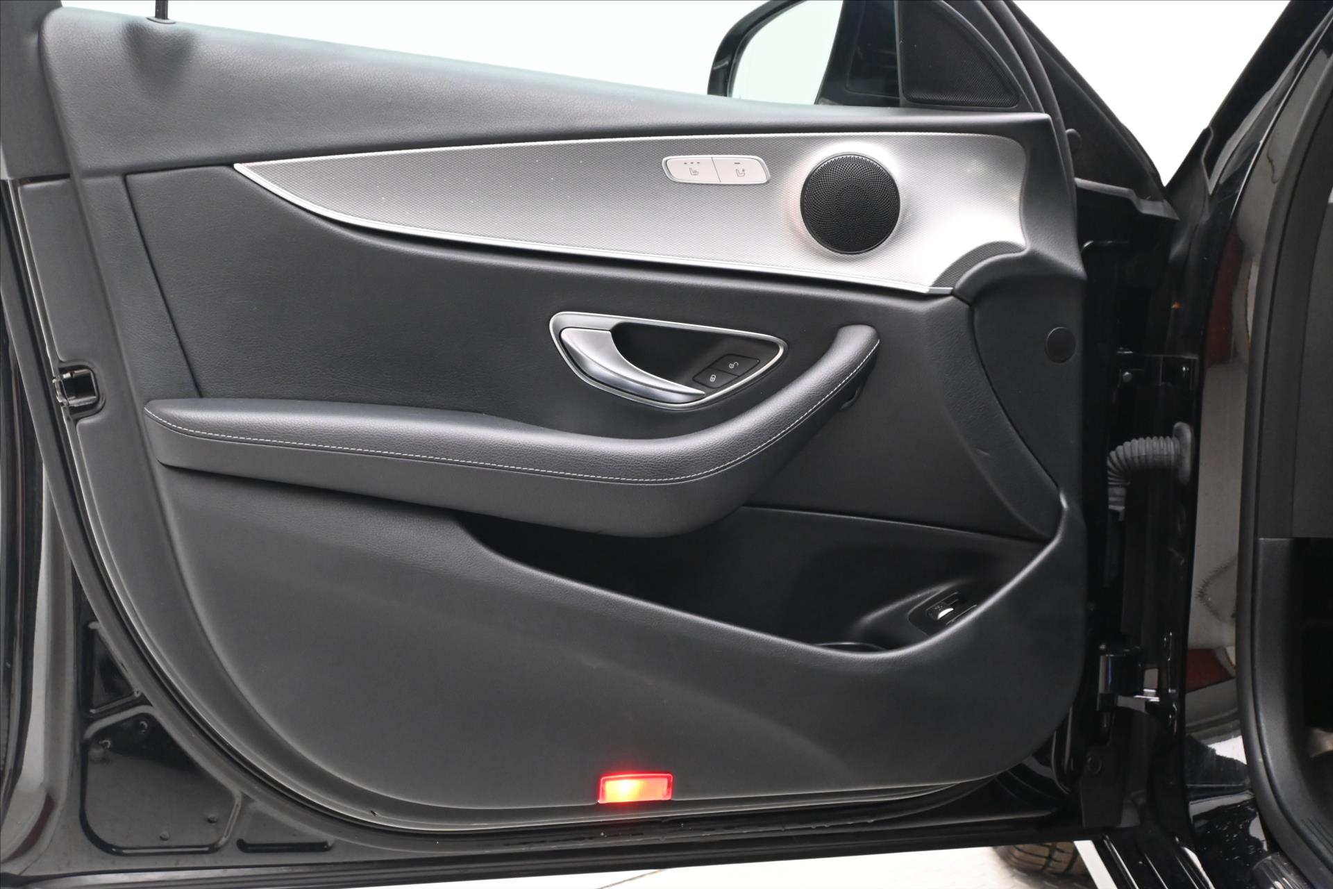 Hlavní fotografie vozu Mercedes-Benz Třídy E 2,0 220d 143 kW Business 9G-Tronic Záruka až 5 let (25)