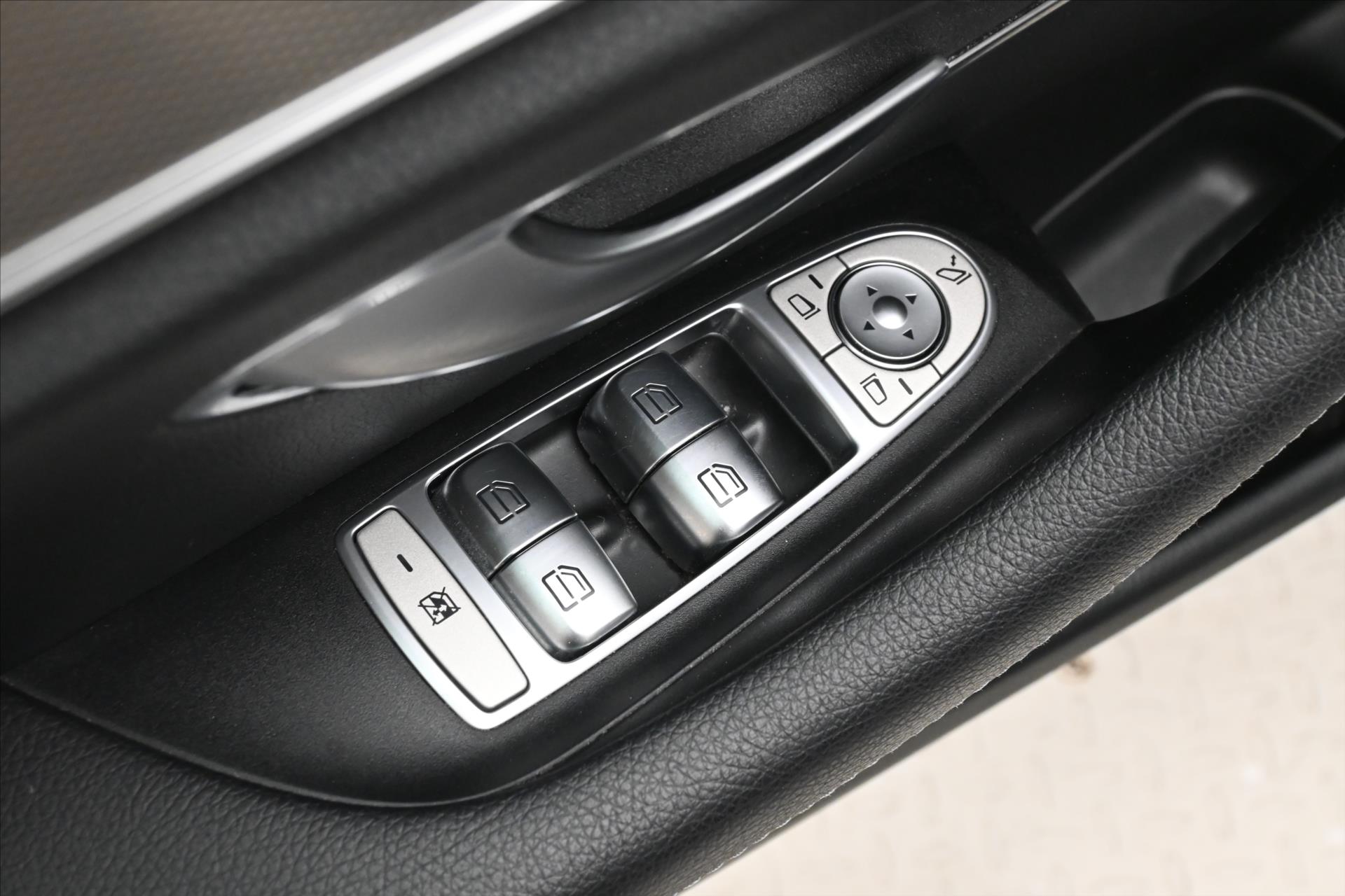 Hlavní fotografie vozu Mercedes-Benz Třídy E 2,0 220d 143 kW Business 9G-Tronic Záruka až 5 let (26)