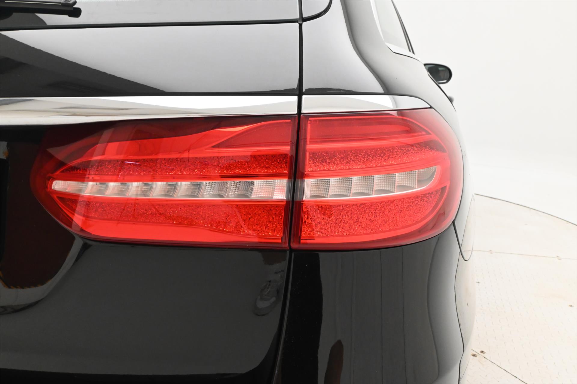 Hlavní fotografie vozu Mercedes-Benz Třídy E 2,0 220d 143 kW Business 9G-Tronic Záruka až 5 let (31)