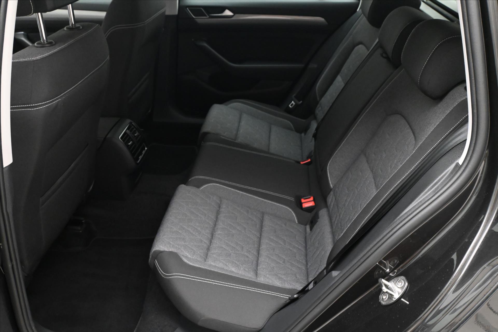 Hlavní fotografie vozu Volkswagen Passat 2,0 TDI 110kW DSG Business Záruka až 5 let (14)