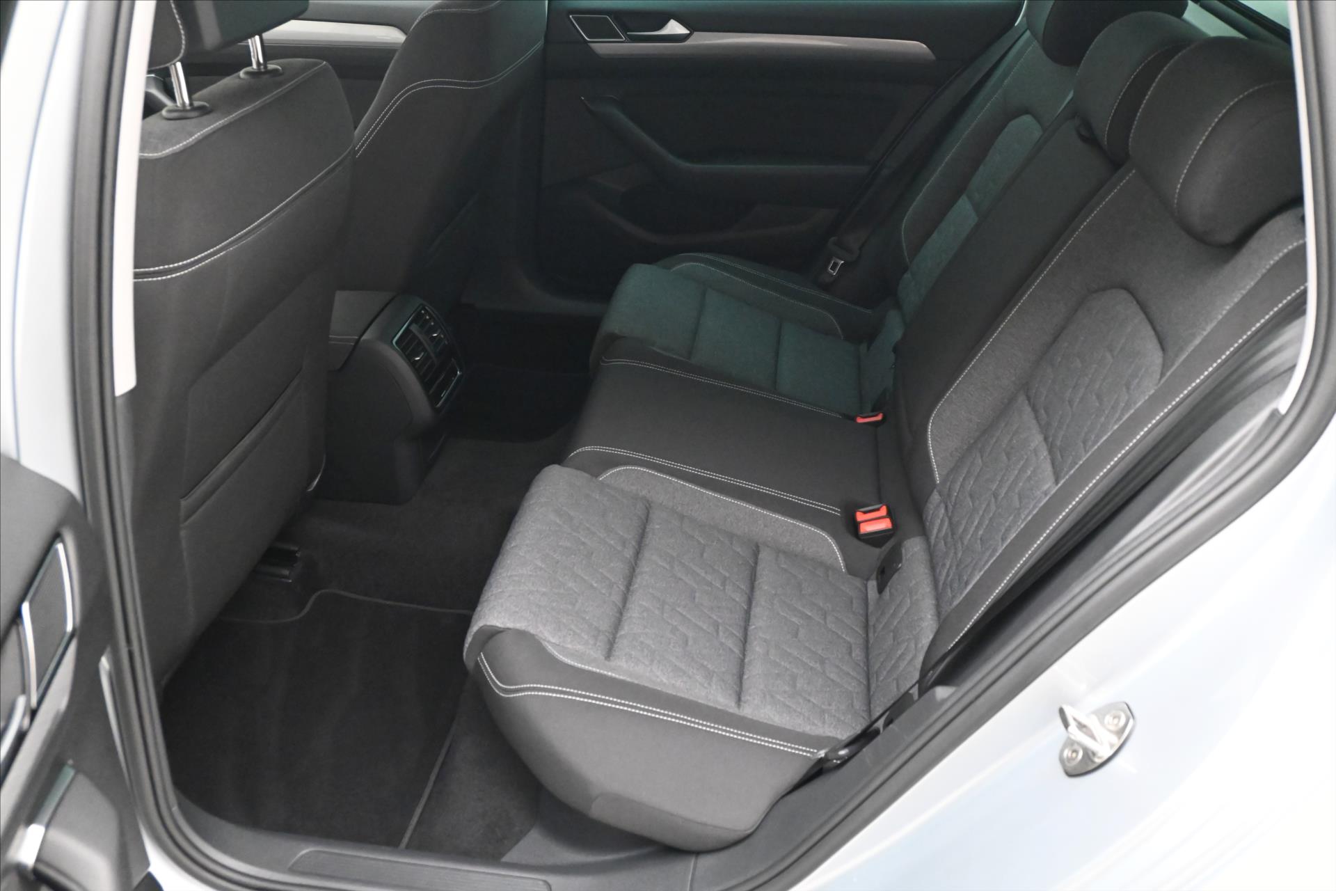 Hlavní fotografie vozu Volkswagen Passat 2,0 TDI 110 kW DSG Business Záruka až 5 let (14)