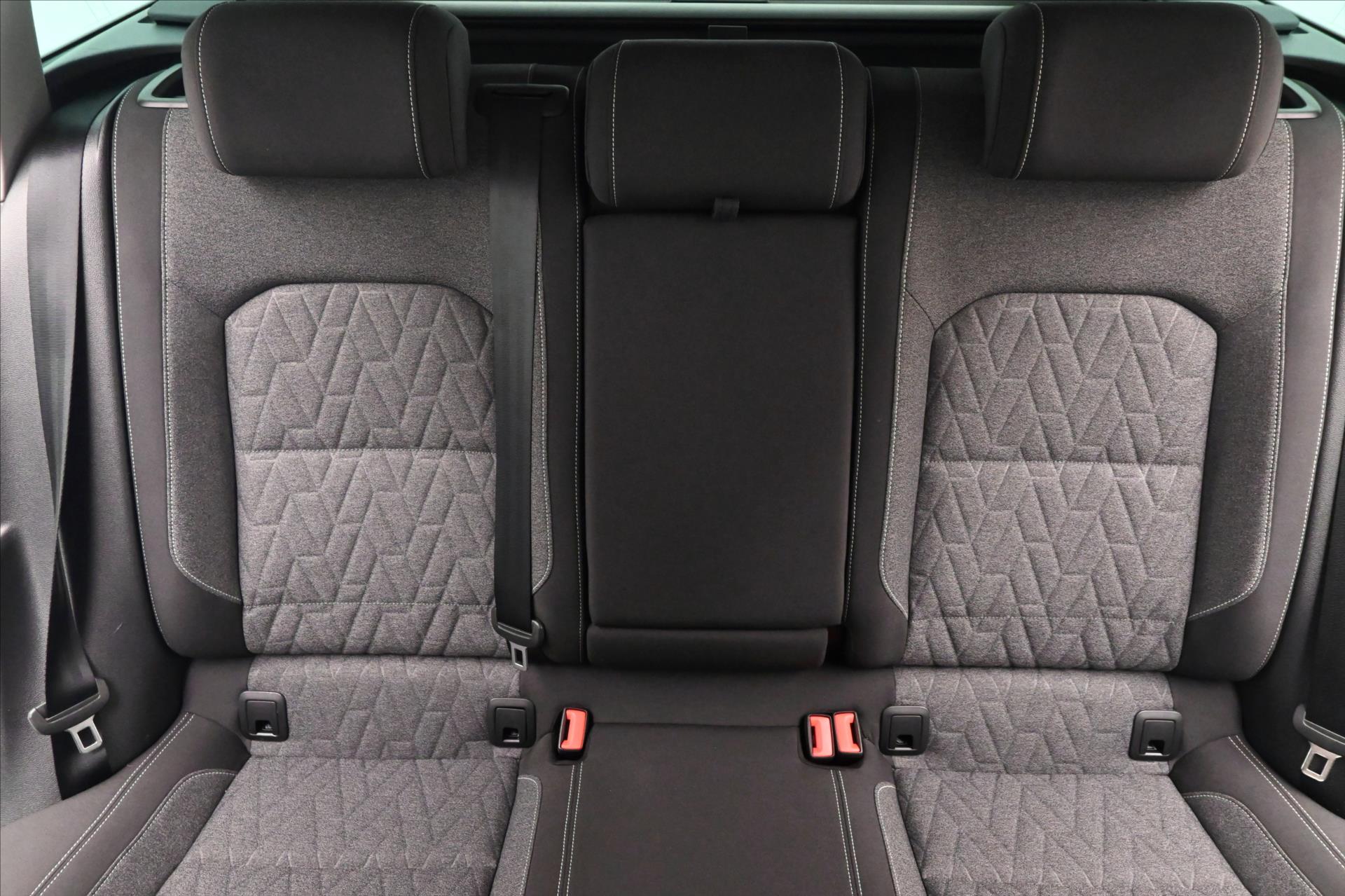 Hlavní fotografie vozu Volkswagen Passat 2,0 TDI 110 kW DSG Business Záruka až 5 let (28)