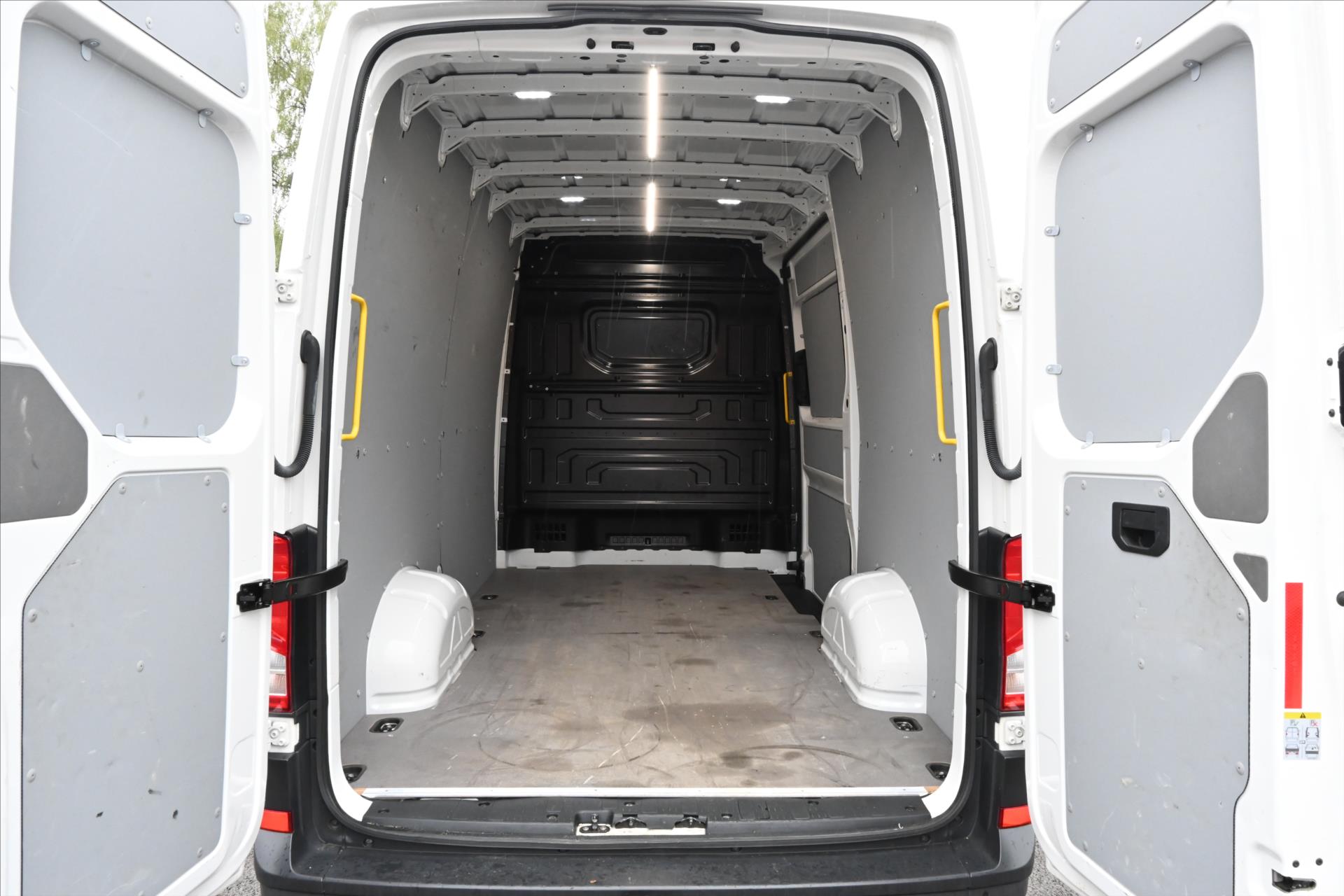 Hlavní fotografie vozu Volkswagen Crafter 2,0 TDI 130 kW DSG L2H2 Záruka až 5 let (10)