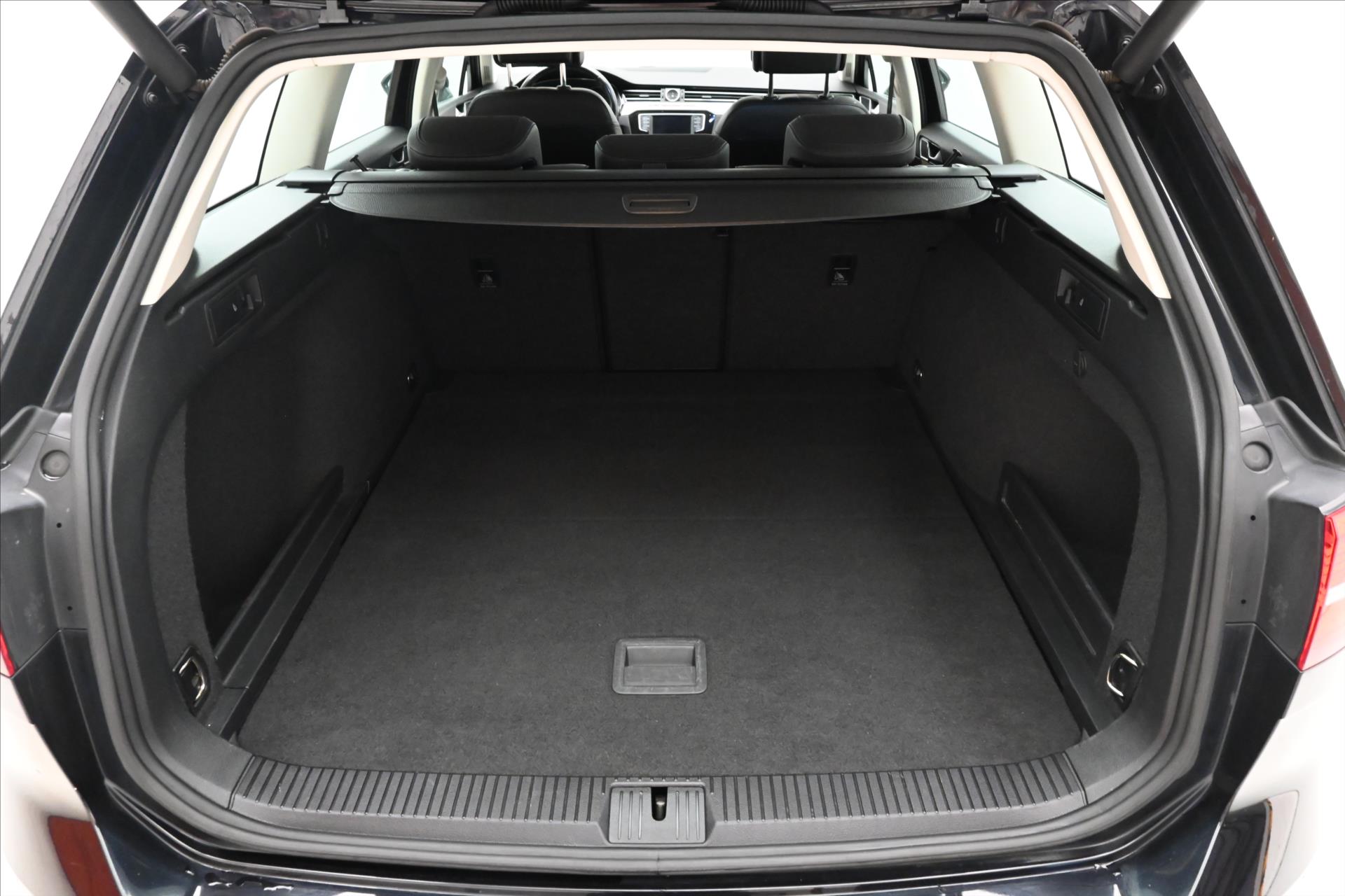 Hlavní fotografie vozu Volkswagen Passat 2,0 TDI 140 kW DSG 4Motion Záruka (10)