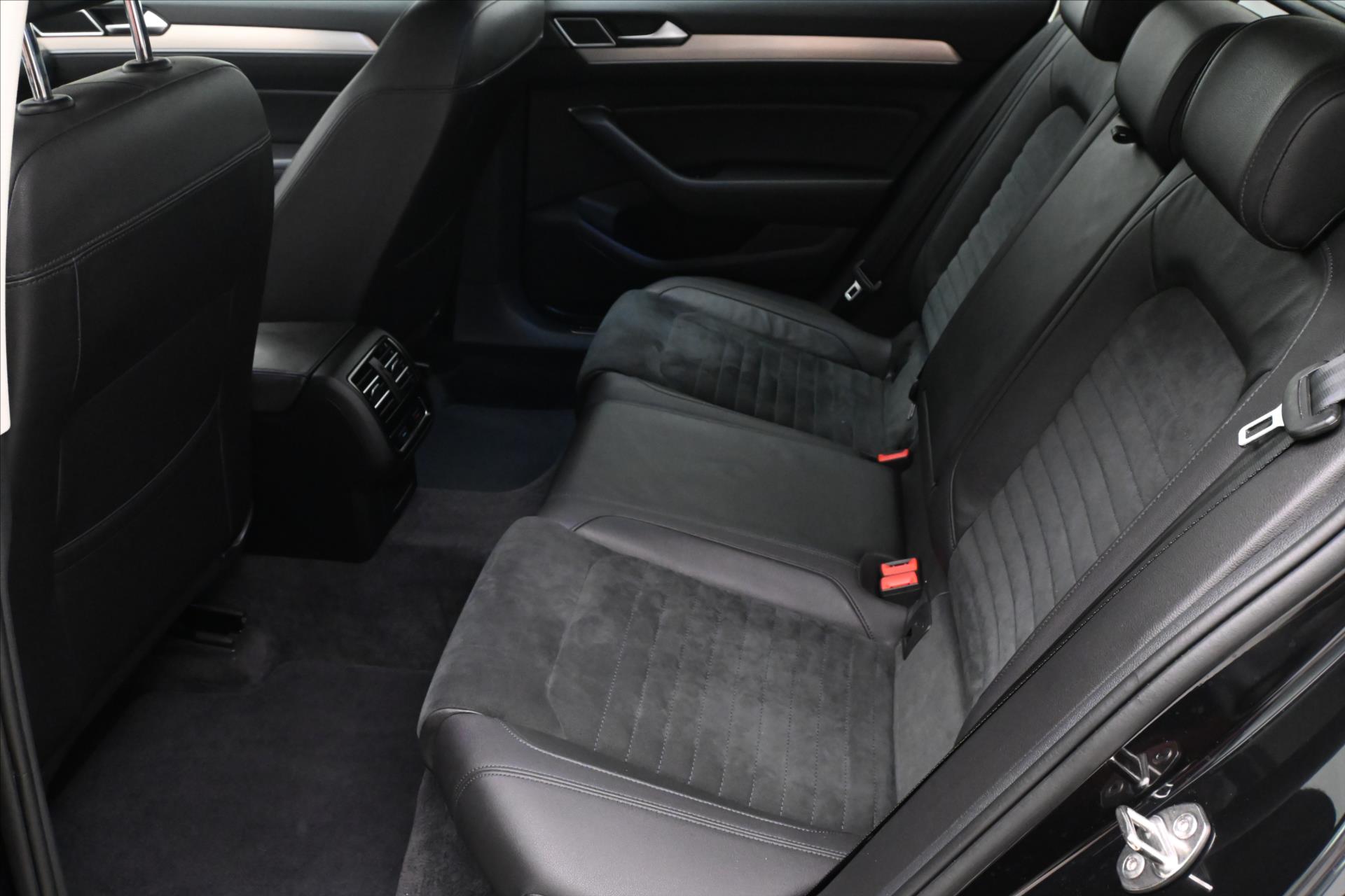 Hlavní fotografie vozu Volkswagen Passat 2,0 TDI 140 kW DSG 4Motion Záruka (14)