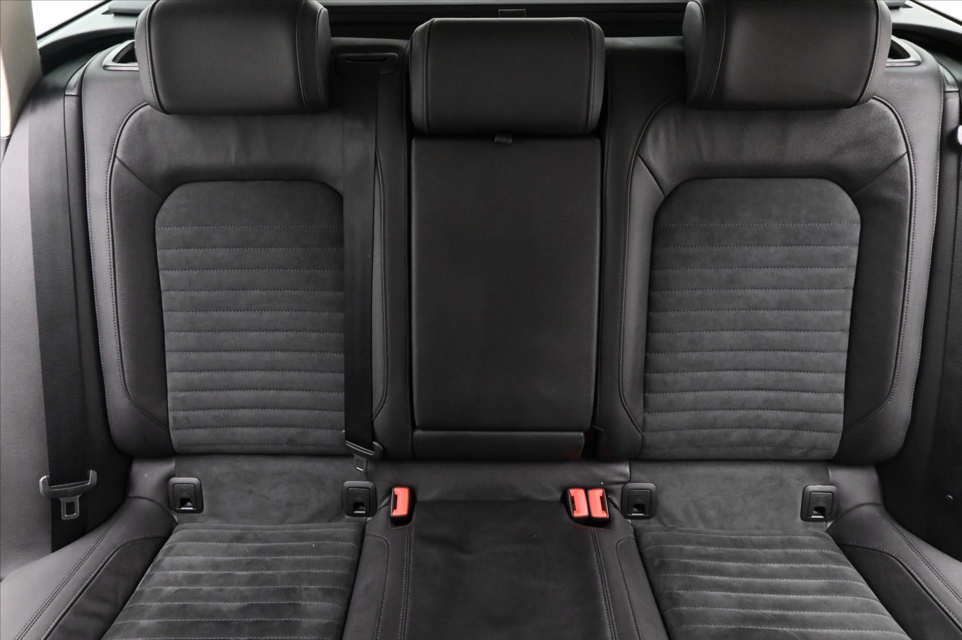 Hlavní fotografie vozu Volkswagen Passat 2,0 TDI 140 kW DSG 4Motion Záruka (28)