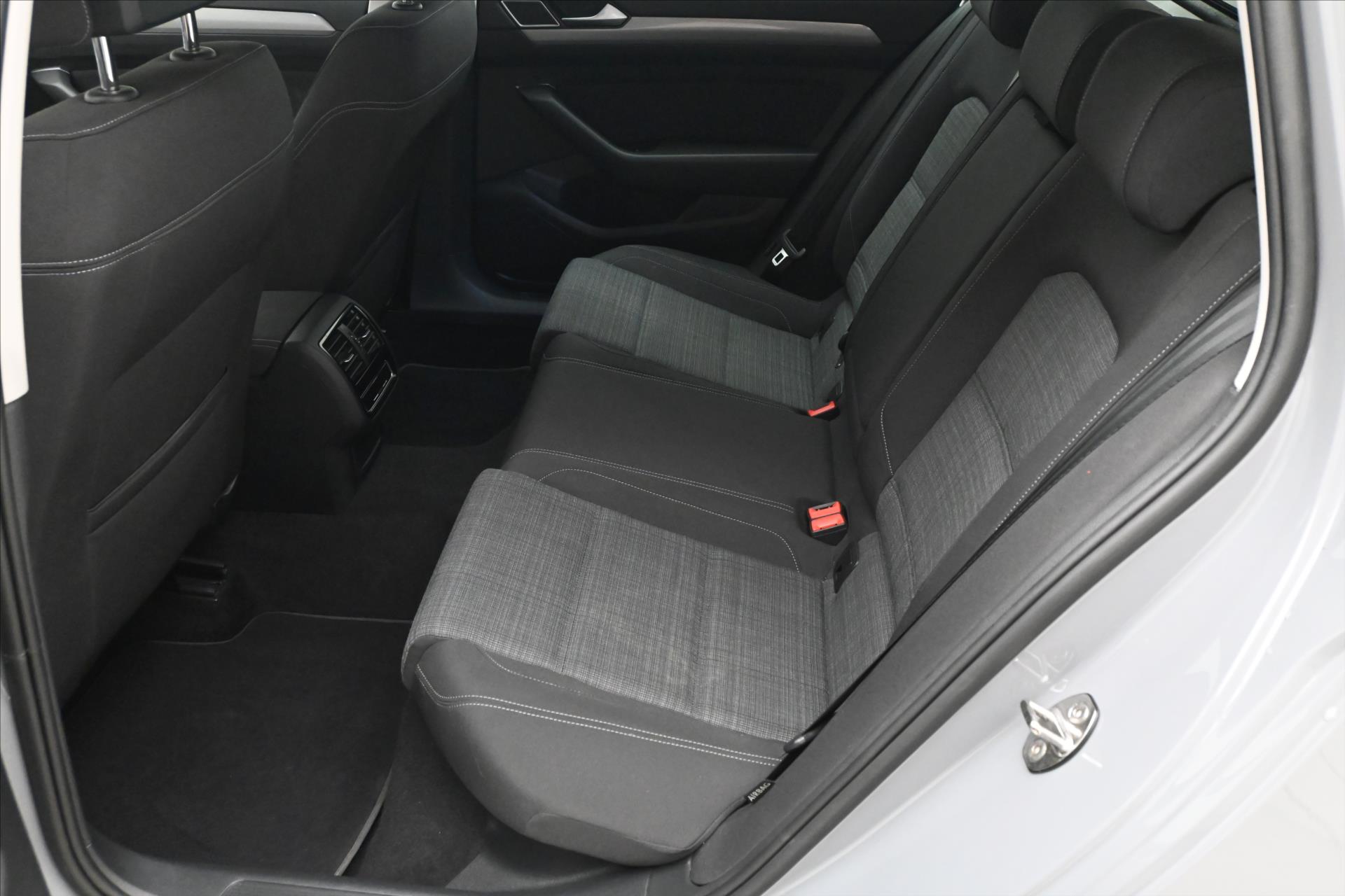 Hlavní fotografie vozu Volkswagen Passat 2,0 TDI 110kW DSG Business Záruka až 5 let (14)