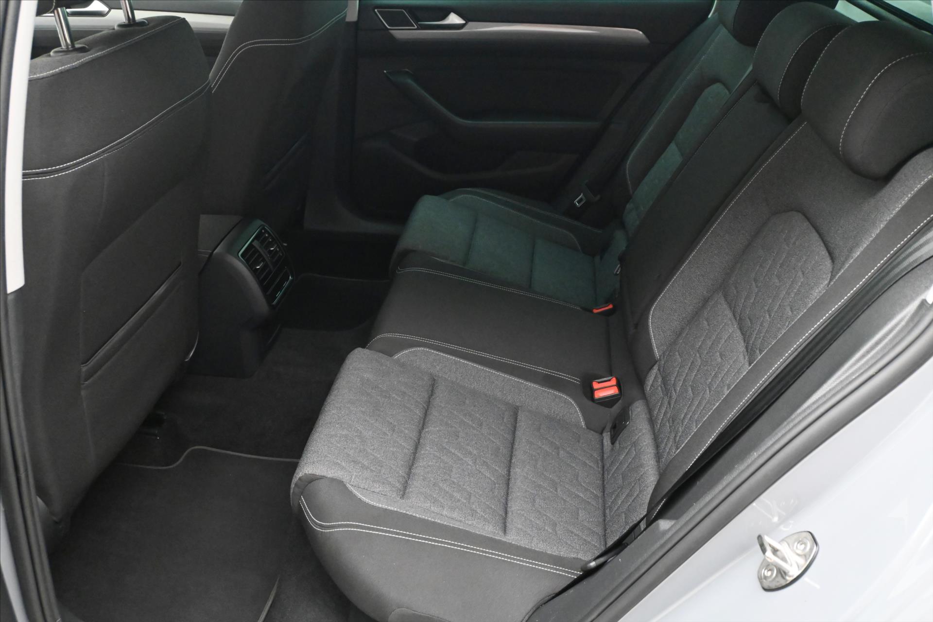 Hlavní fotografie vozu Volkswagen Passat 2,0 TDI 110kW DSG Business Záruka až 5 let (14)