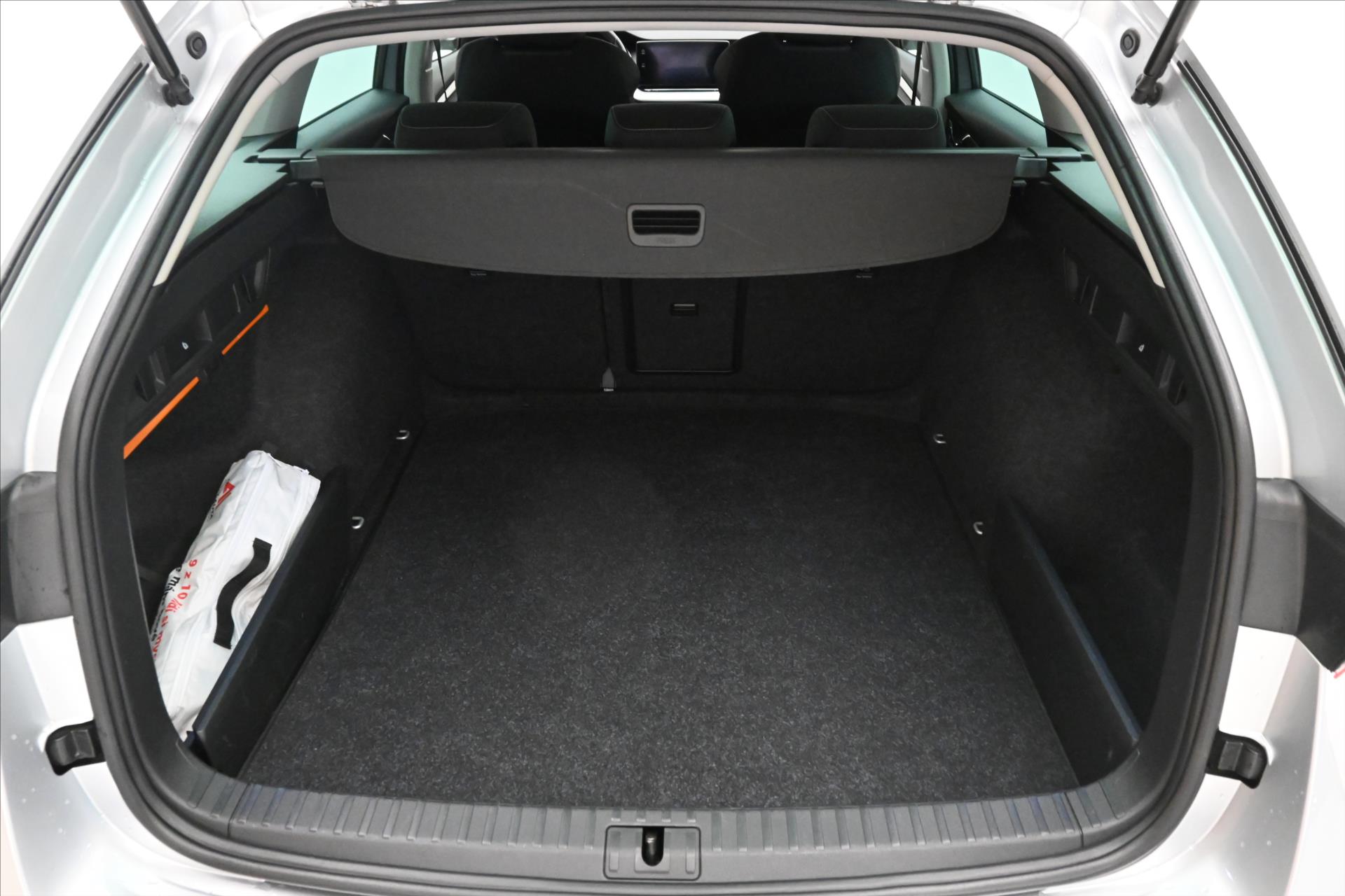 Hlavní fotografie vozu Škoda Octavia 2,0 TDI 85kW Ambiente Záruka až 5 let (10)