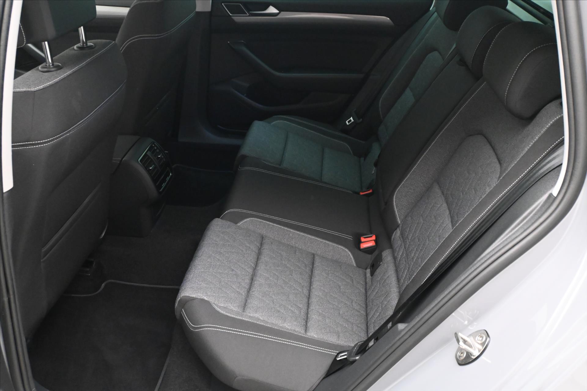 Hlavní fotografie vozu Volkswagen Passat 2,0 TDI 110KW DSG Business Záruka až 5 let (14)