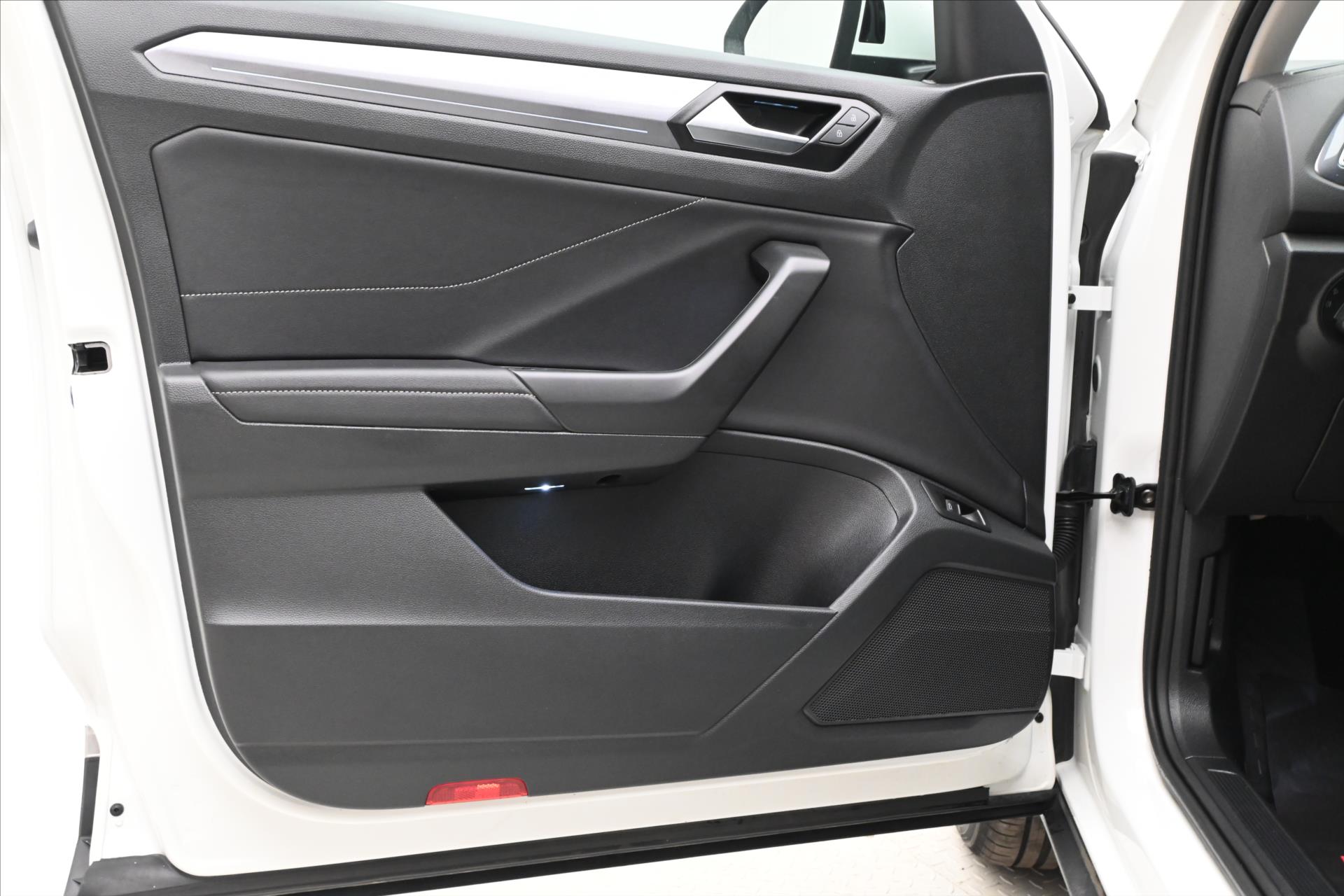 Main photo of the car Volkswagen T-Roc 2.0 TDI 110kW DSG Warranty up to 5 years (24)