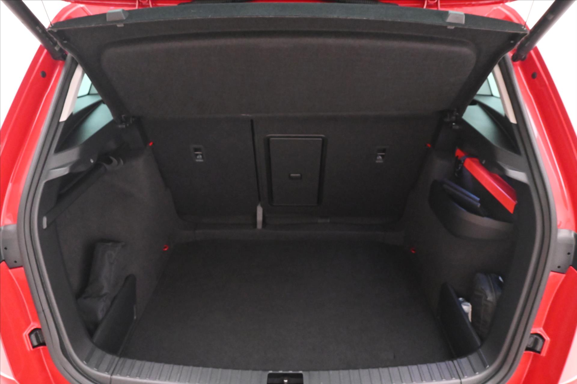 Hlavní fotografie vozu Škoda Karoq 2,0 TDI 110 kW DSG 4X4 TOUR Záruka až 5 let (11)