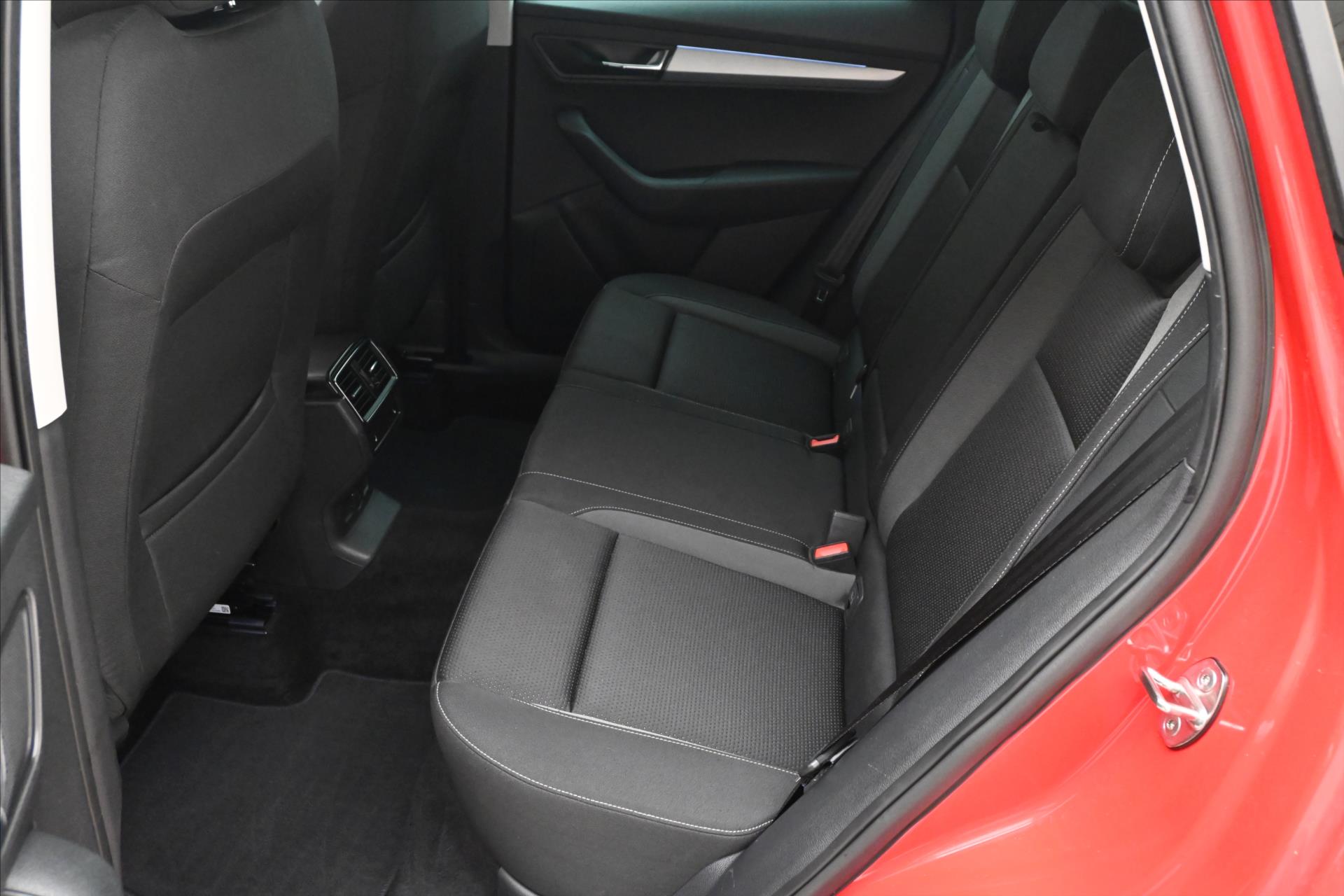 Hlavní fotografie vozu Škoda Karoq 2,0 TDI 110 kW DSG 4X4 TOUR Záruka až 5 let (15)