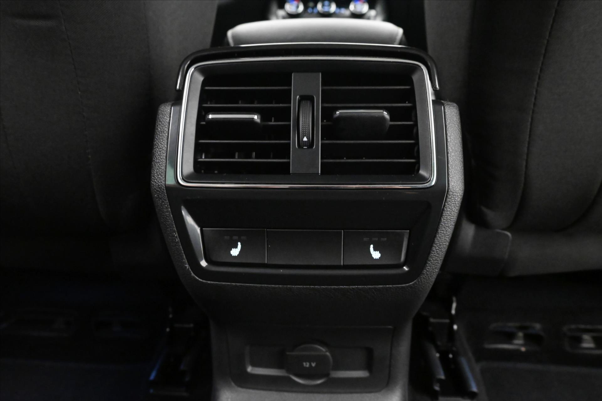 Hlavní fotografie vozu Škoda Karoq 2,0 TDI 110 kW DSG 4X4 TOUR Záruka až 5 let (23)