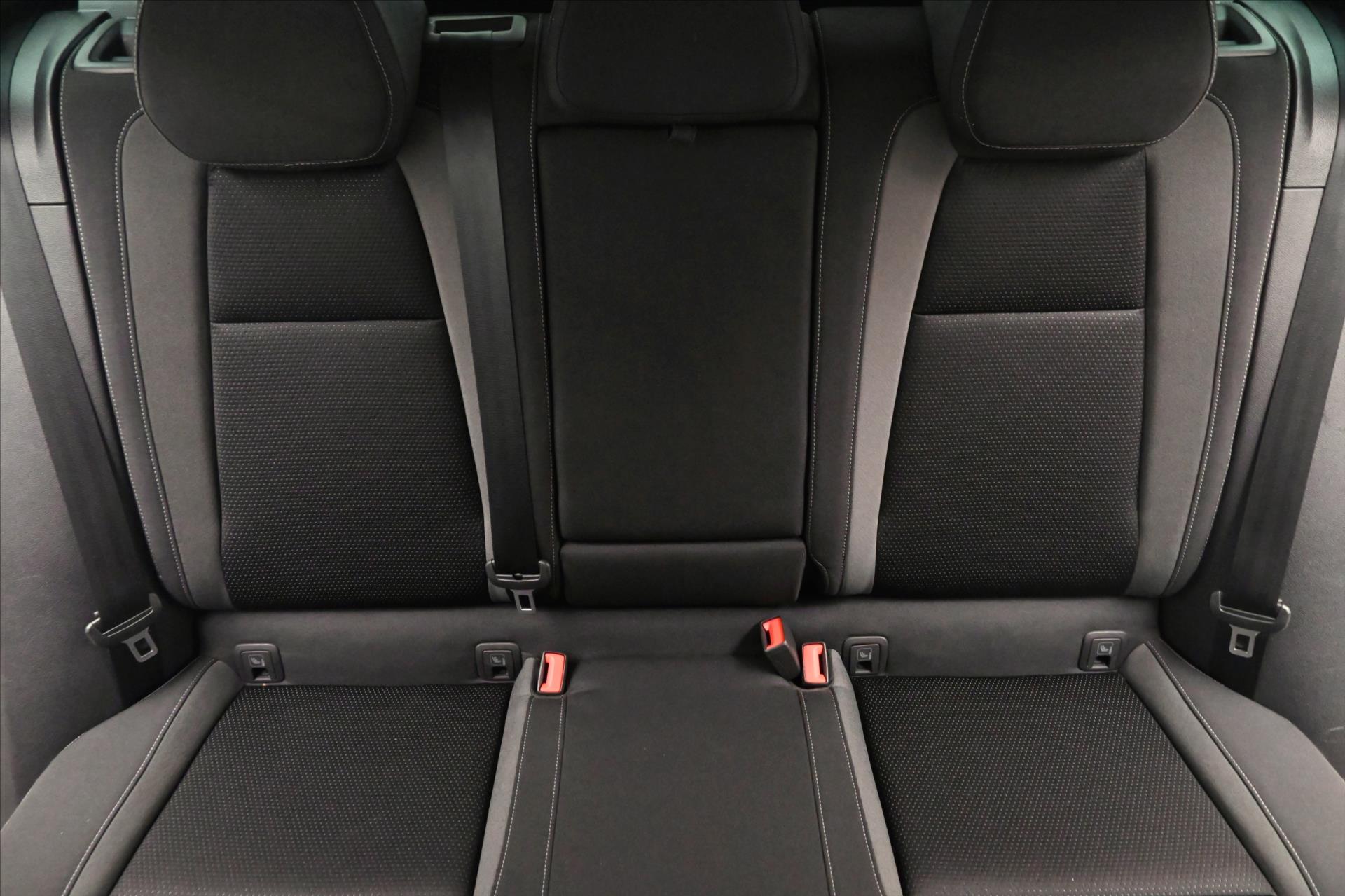 Hlavní fotografie vozu Škoda Karoq 2,0 TDI 110 kW DSG 4X4 TOUR Záruka až 5 let (30)