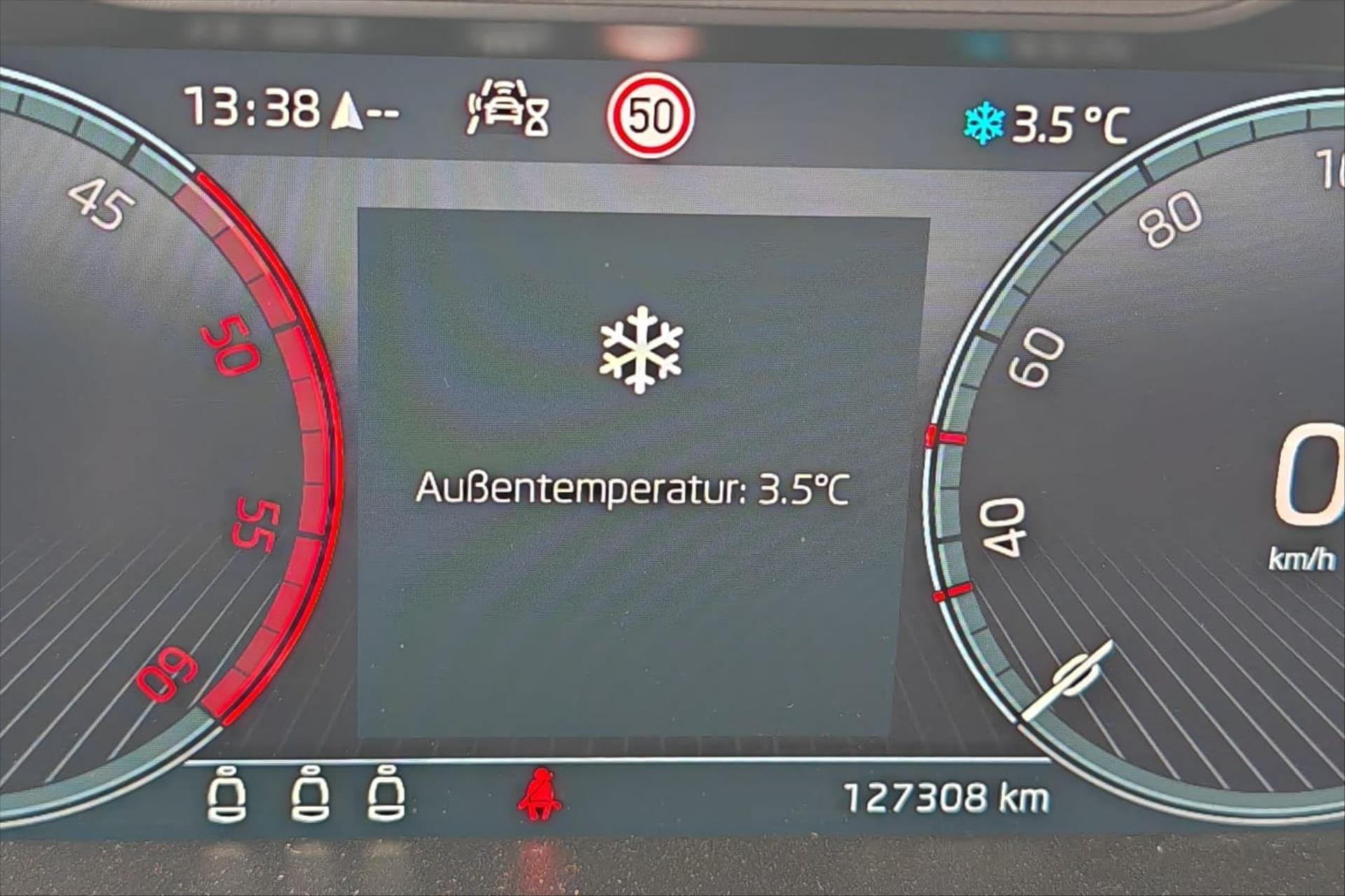 Hlavní fotografie vozu Škoda Karoq 2,0 TDI 110kW DSG Ambition VŮZ PŘIPRAVUJEME K PRODEJI (3)