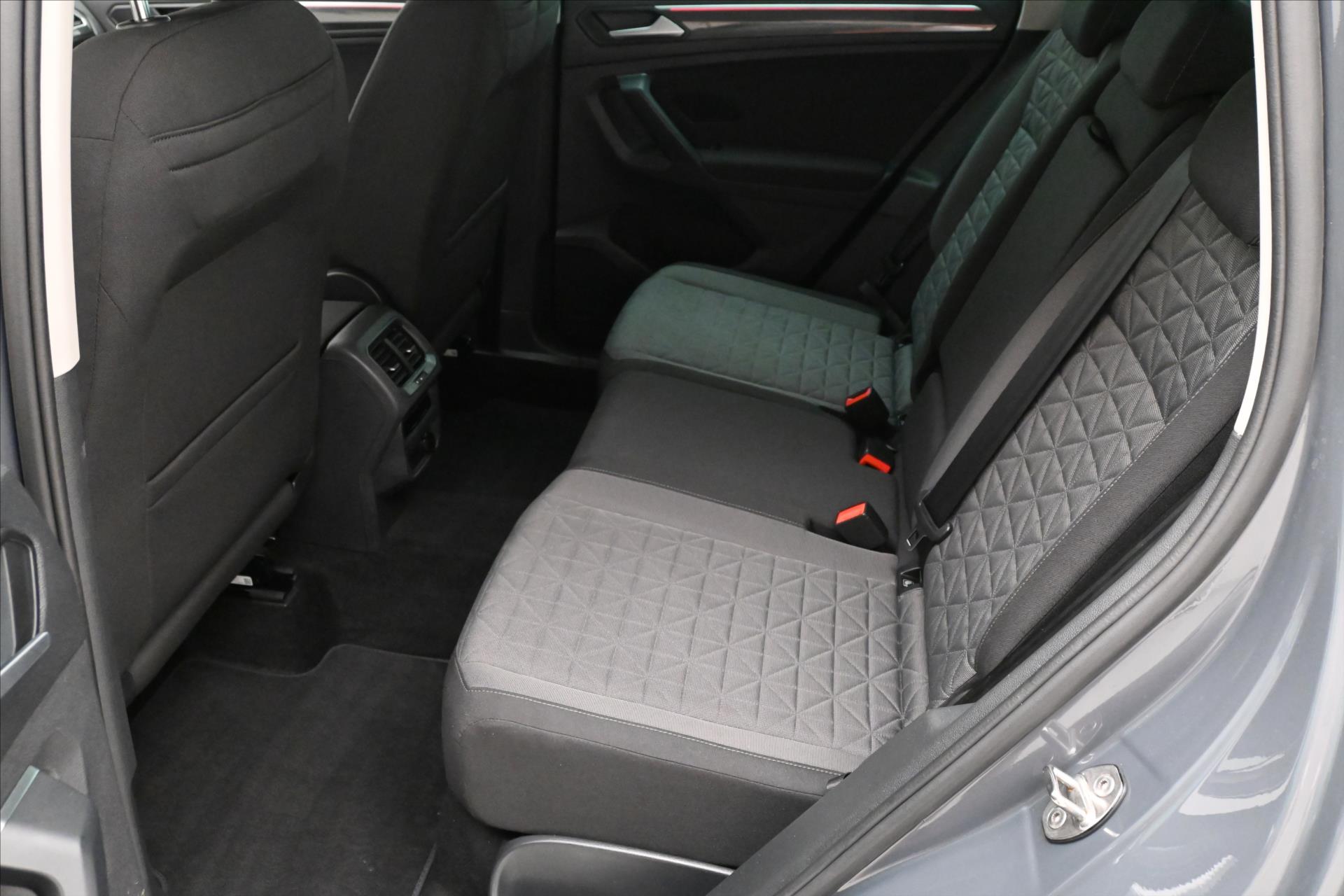 Main photo of the car Volkswagen Tiguan 2.0 TDI 110kW DSG Life Warranty up to 5 years (14)
