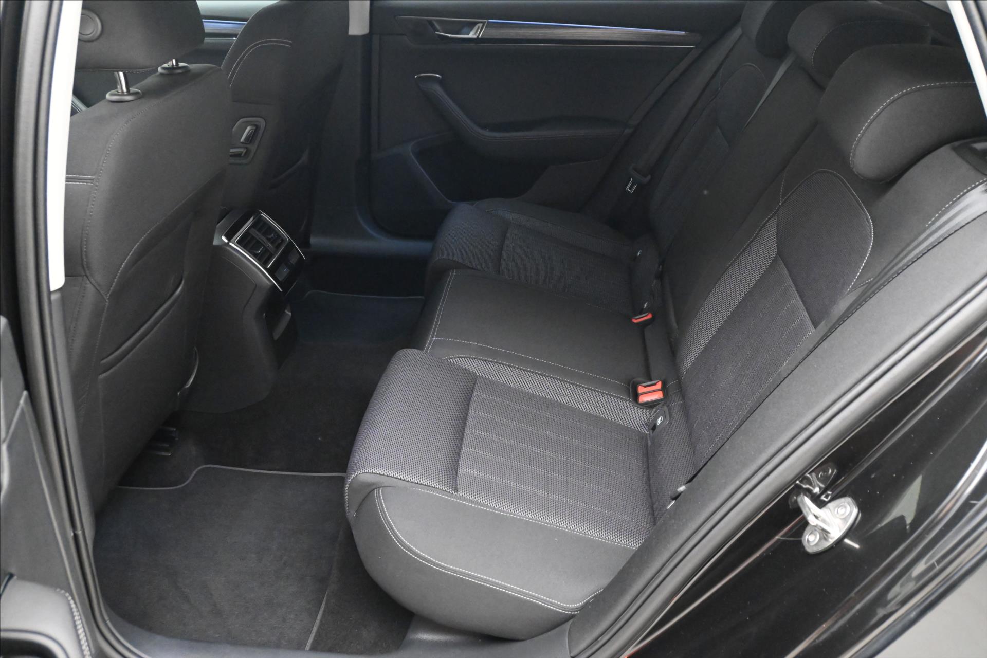 Main photo of the car Skoda Superb 2.0 TDI 110kW DSG Style Warranty up to 5 years (15)